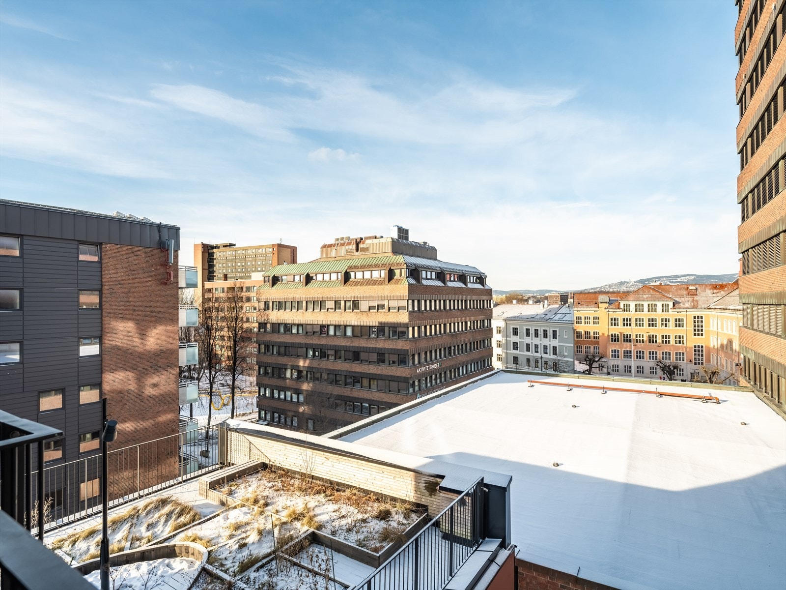 I sommersesongen treffer solen balkongens kortside på morgenen og kommer tilbake for fullt på ettermiddagen. Galleribilde