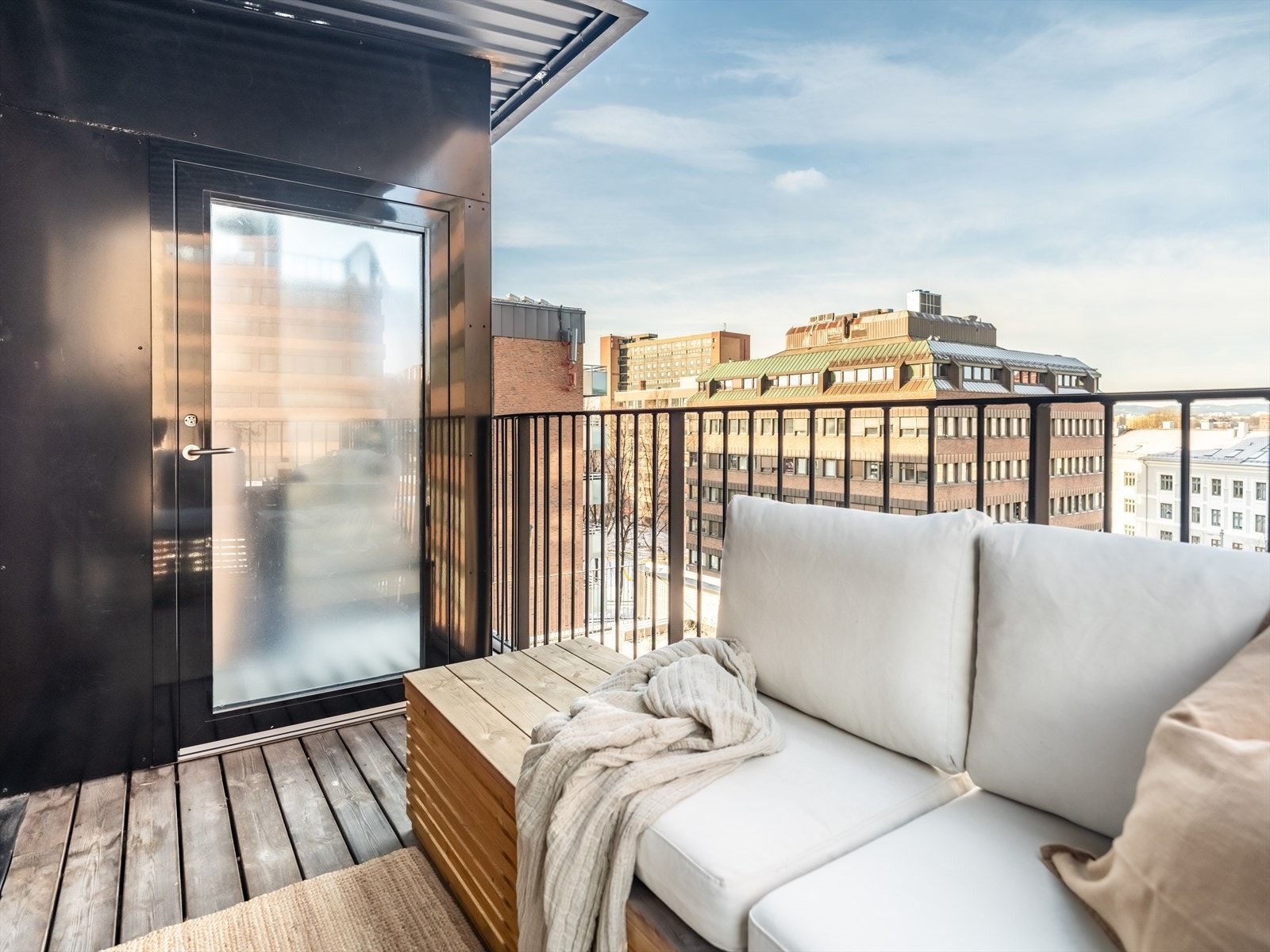 Balkongen er målt til ca. 6 kvadratmeter, så det er plass til både utemøblement og grill. Galleribilde