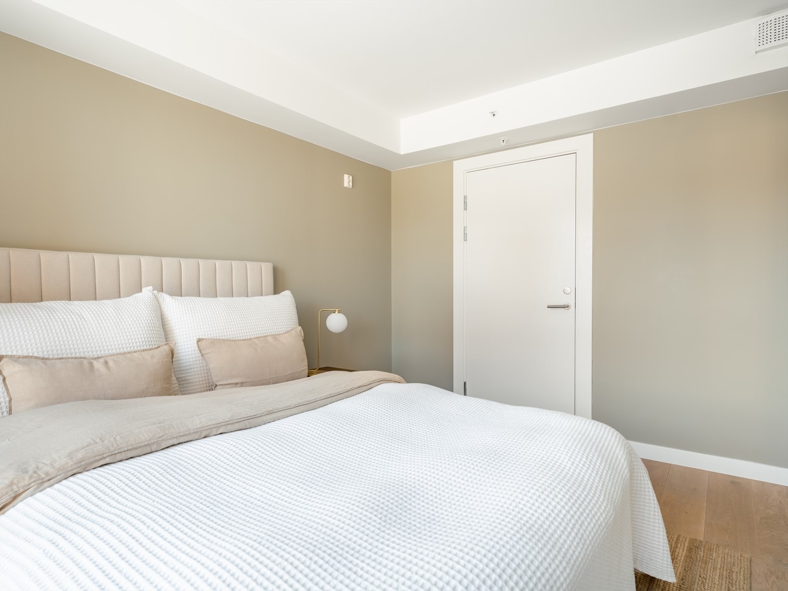 Det er bra med plass til dobbeltseng, nattbord og garderobe her inne. Galleribilde