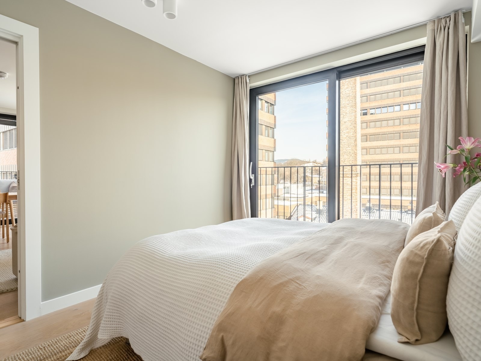 Vinduene isolerer meget bra for støy og inneklimaet holdes godt med balansert ventilasjon. Galleribilde