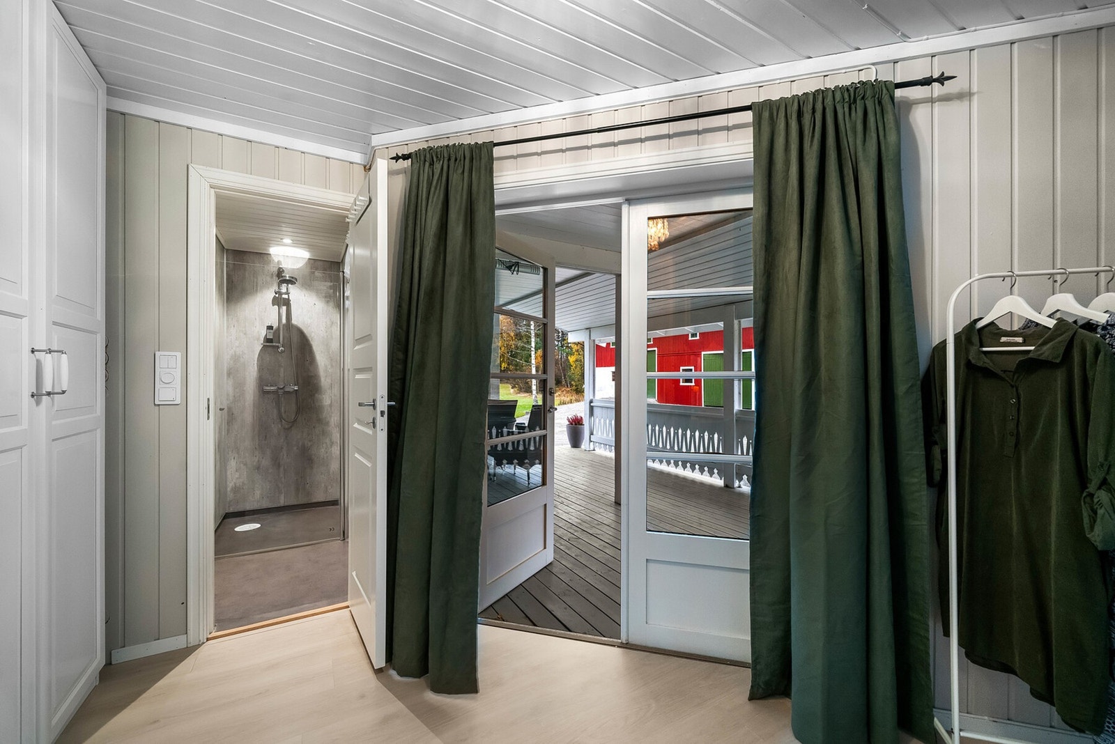 Soverommet har utgang til romslig overbygget vestvendt terrasse Galleribilde