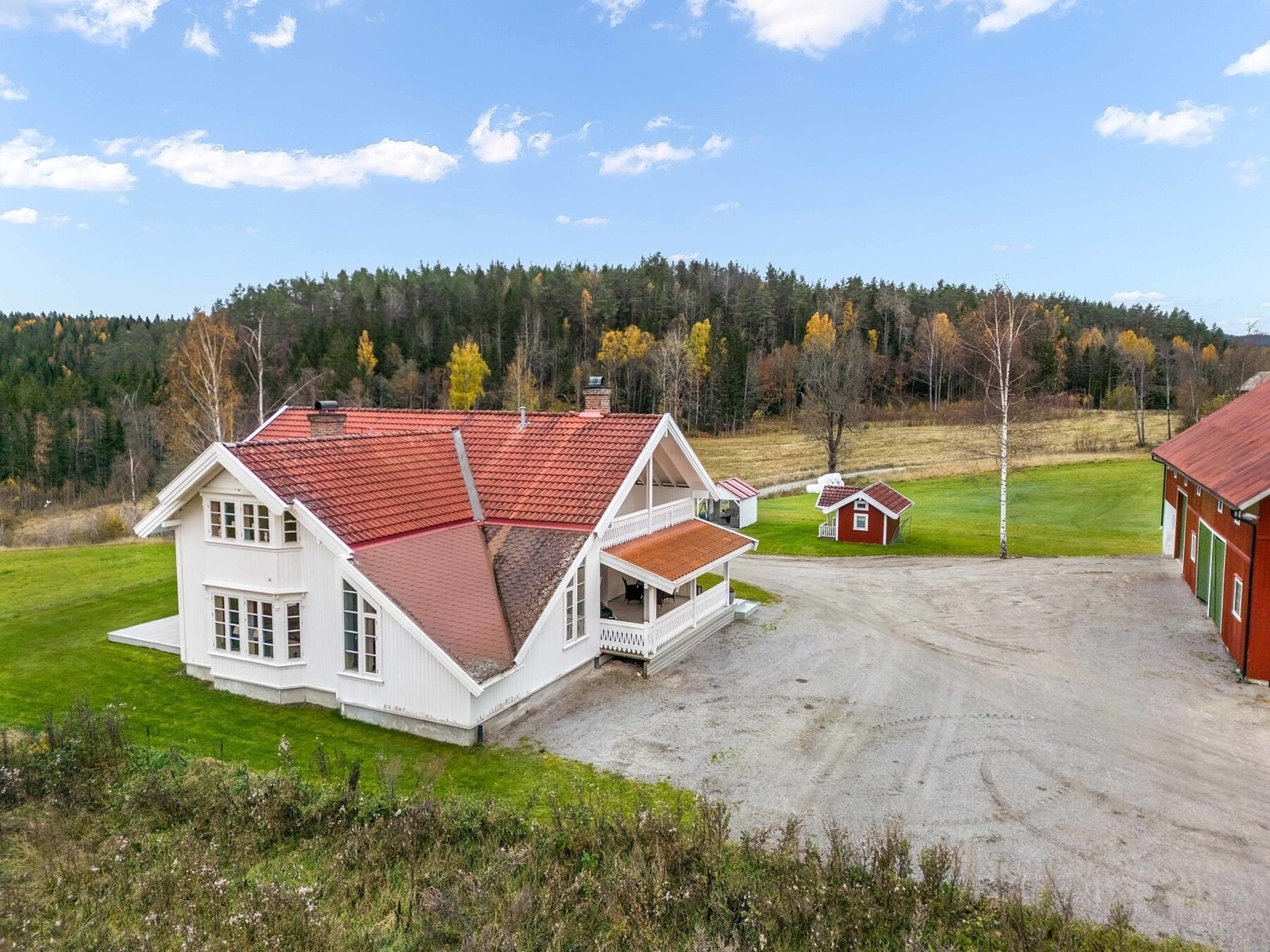 God plass til parkering på gruset gårdsplass Galleribilde