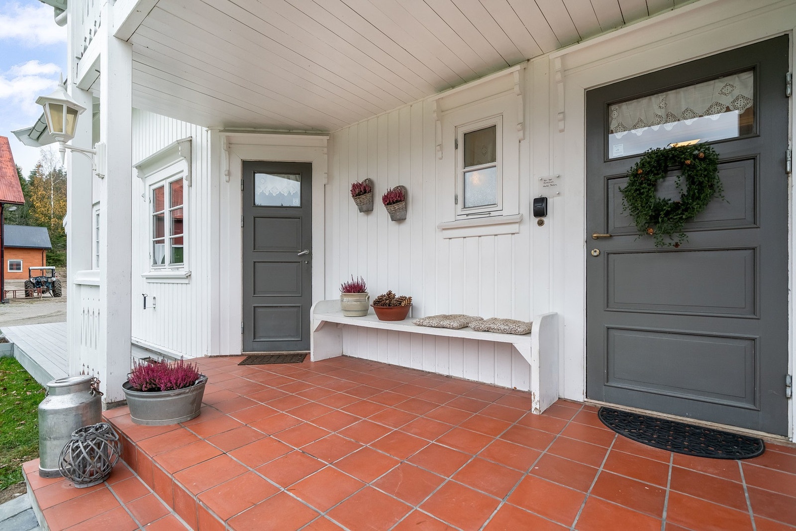 Velkommen inn!
Praktisk med inngang også direkte til vaskerommet med oppbevaring for klær og sko Galleribilde