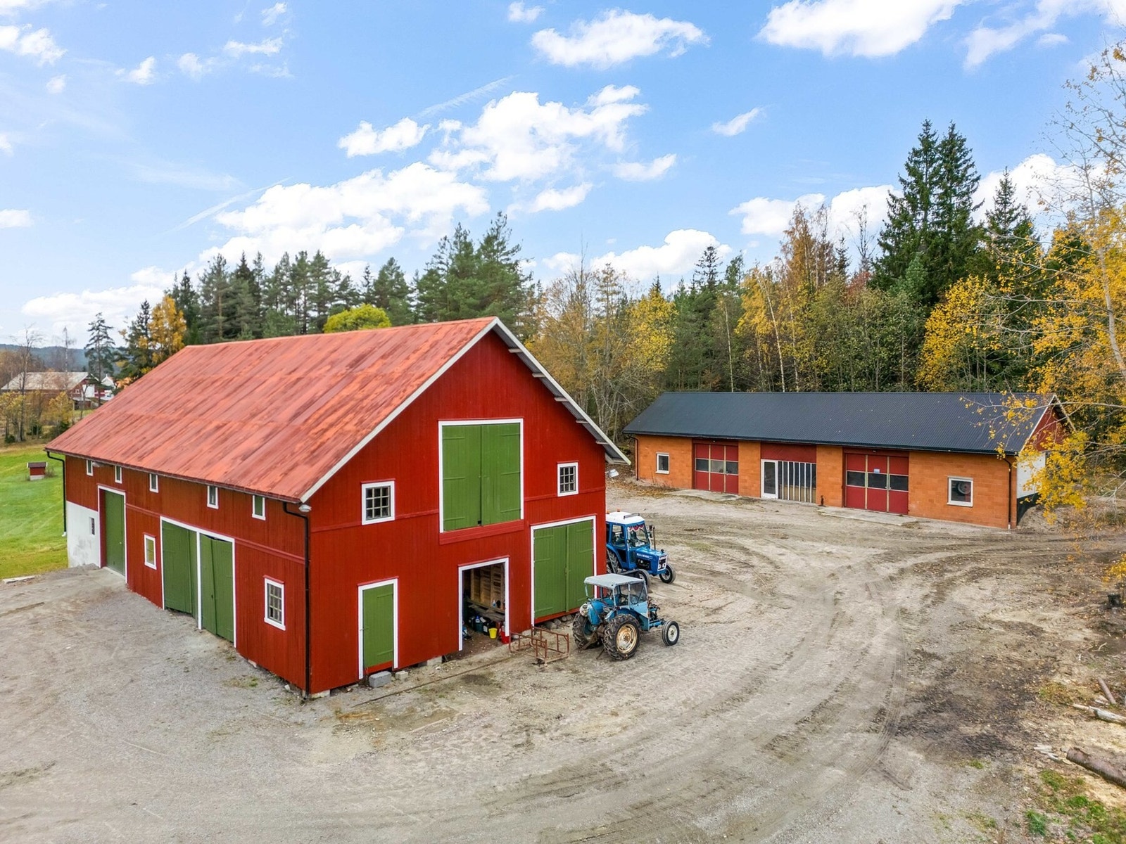 Uthuset/låven og verkstedet kan innredes til flere formål Galleribilde