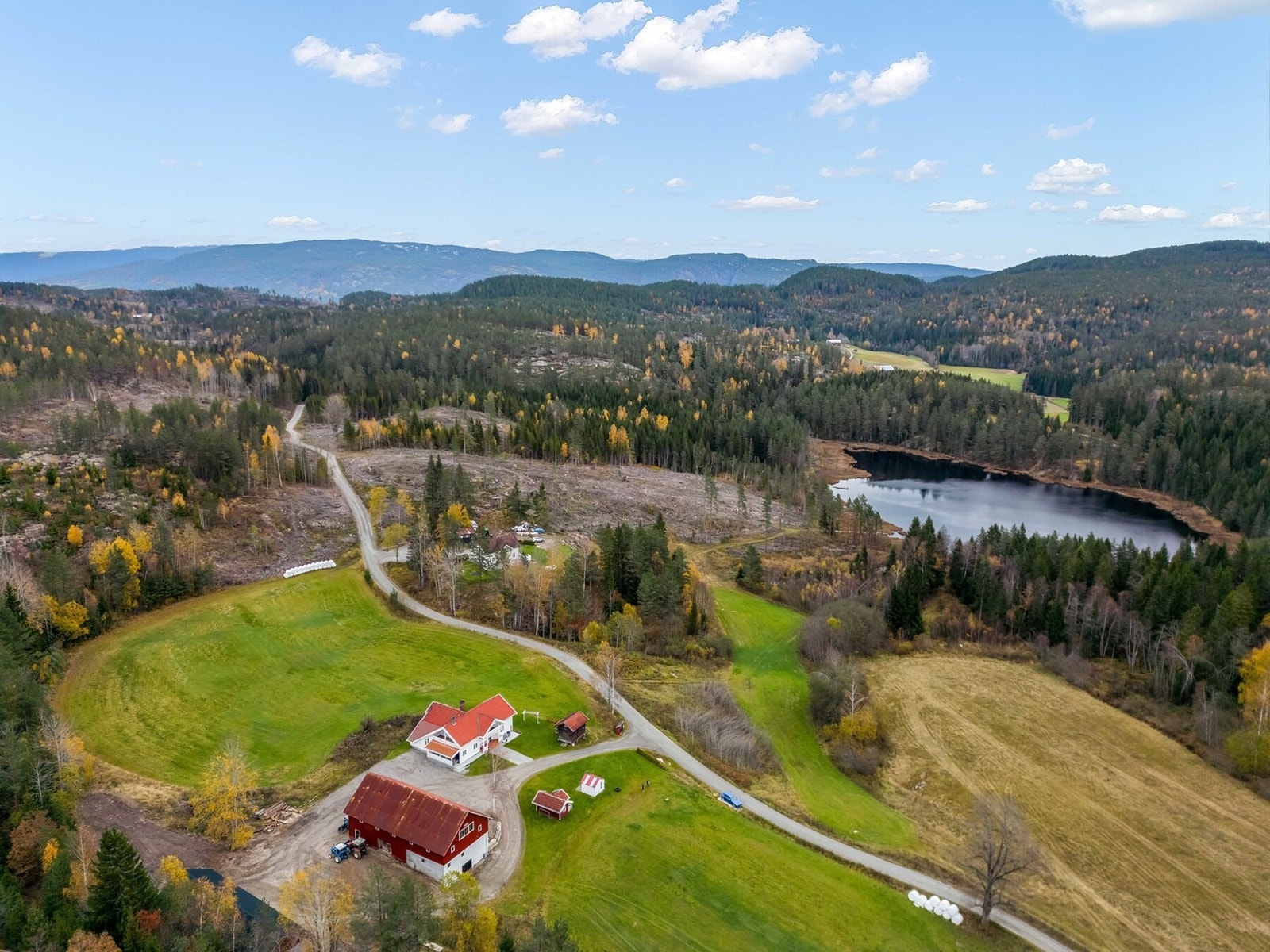 Eiendommen grenser til Laugtjønn Galleribilde