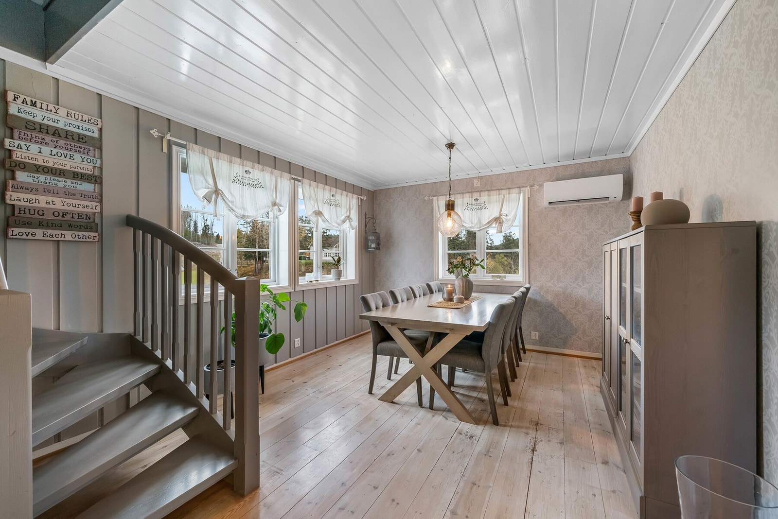 Spisestue i tilknytning til kjøkkenet. Trapp opp til 2. etg. Galleribilde