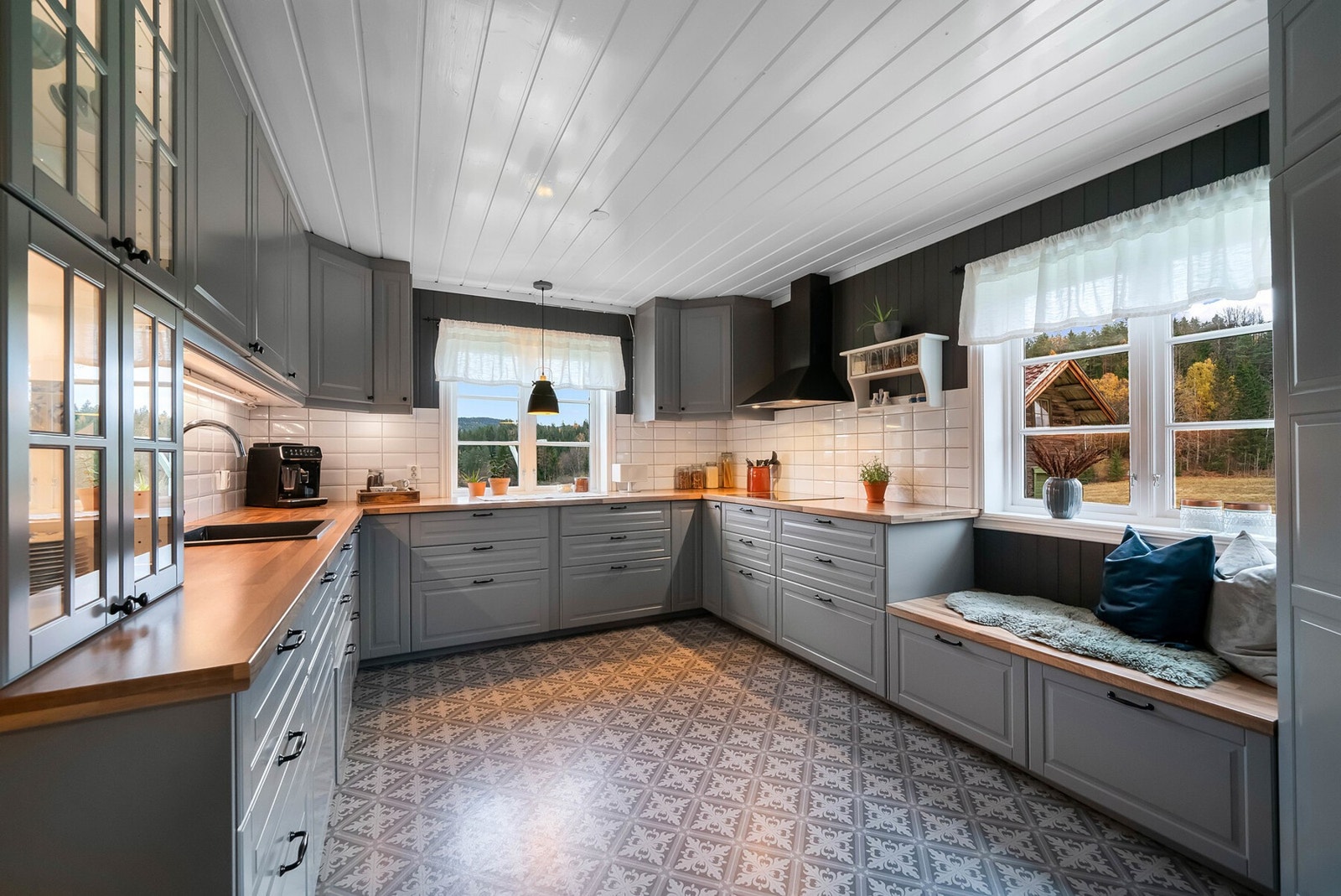 Solid innredning med godt med skapplass og benkeplass. Galleribilde