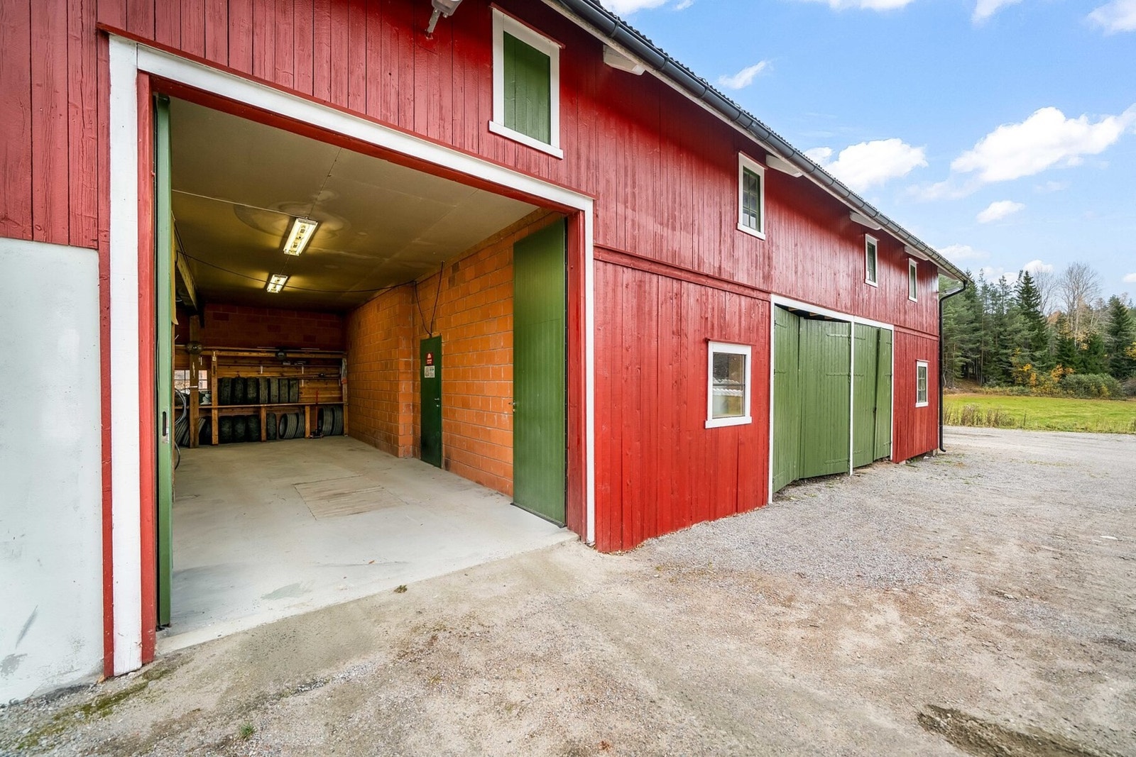 Låven er innredet med garasje, festlokale og lager Galleribilde