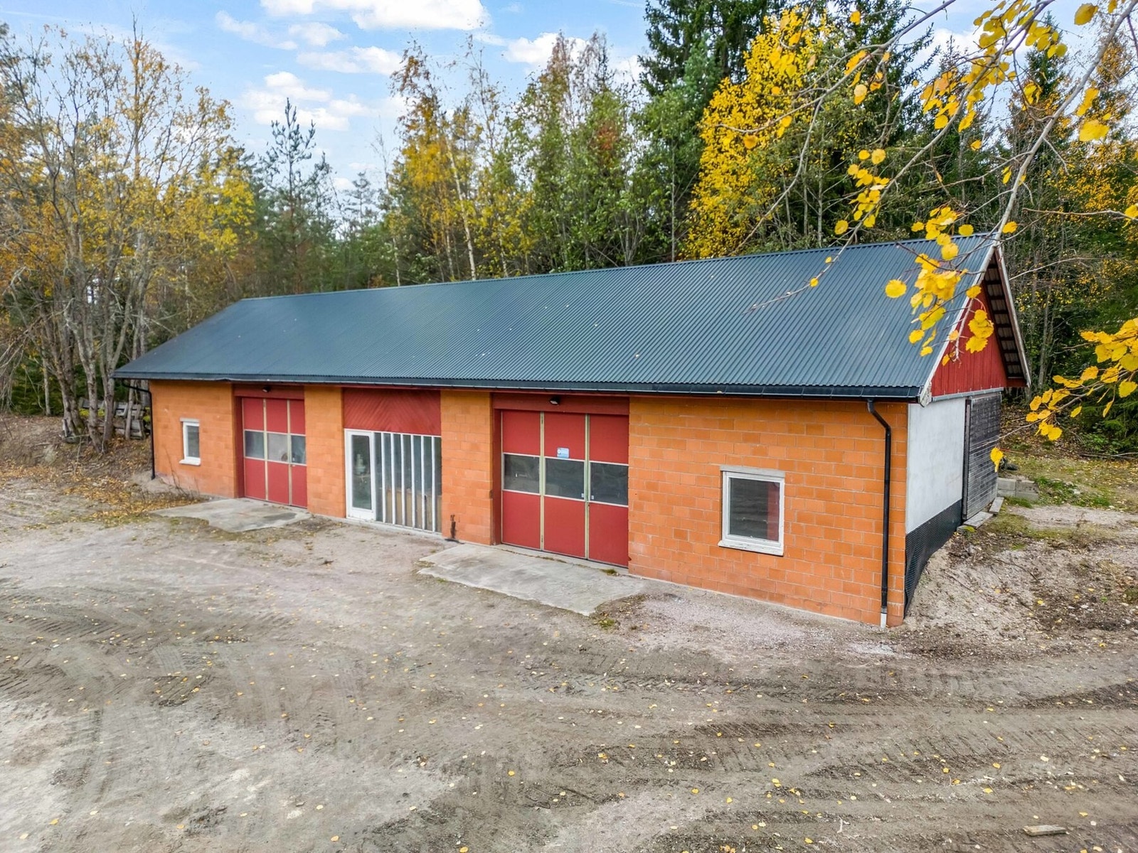 Verksted med løftebukk og egen vaskehall Galleribilde