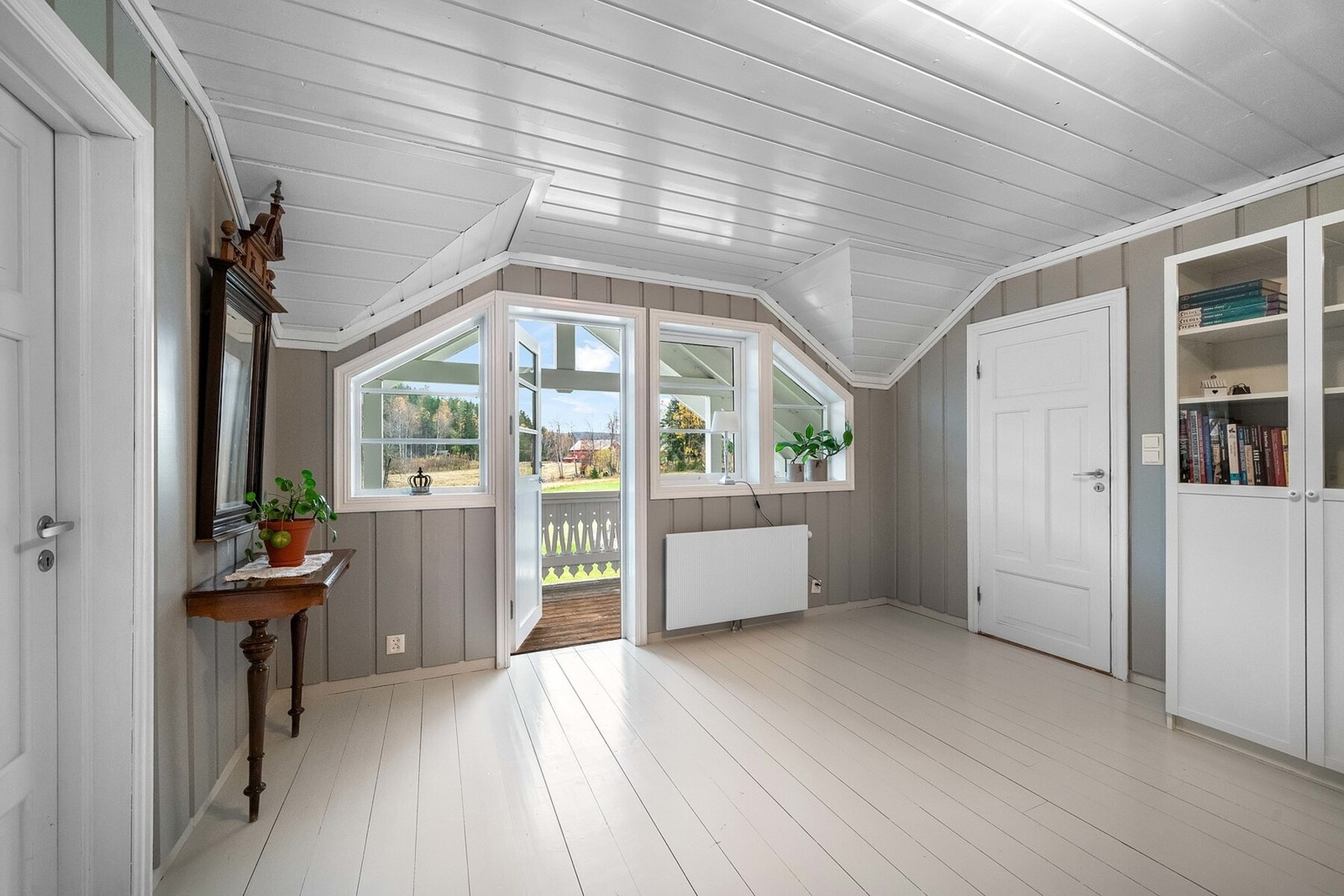 Loftustue/trappegang med utgang til balkong Galleribilde