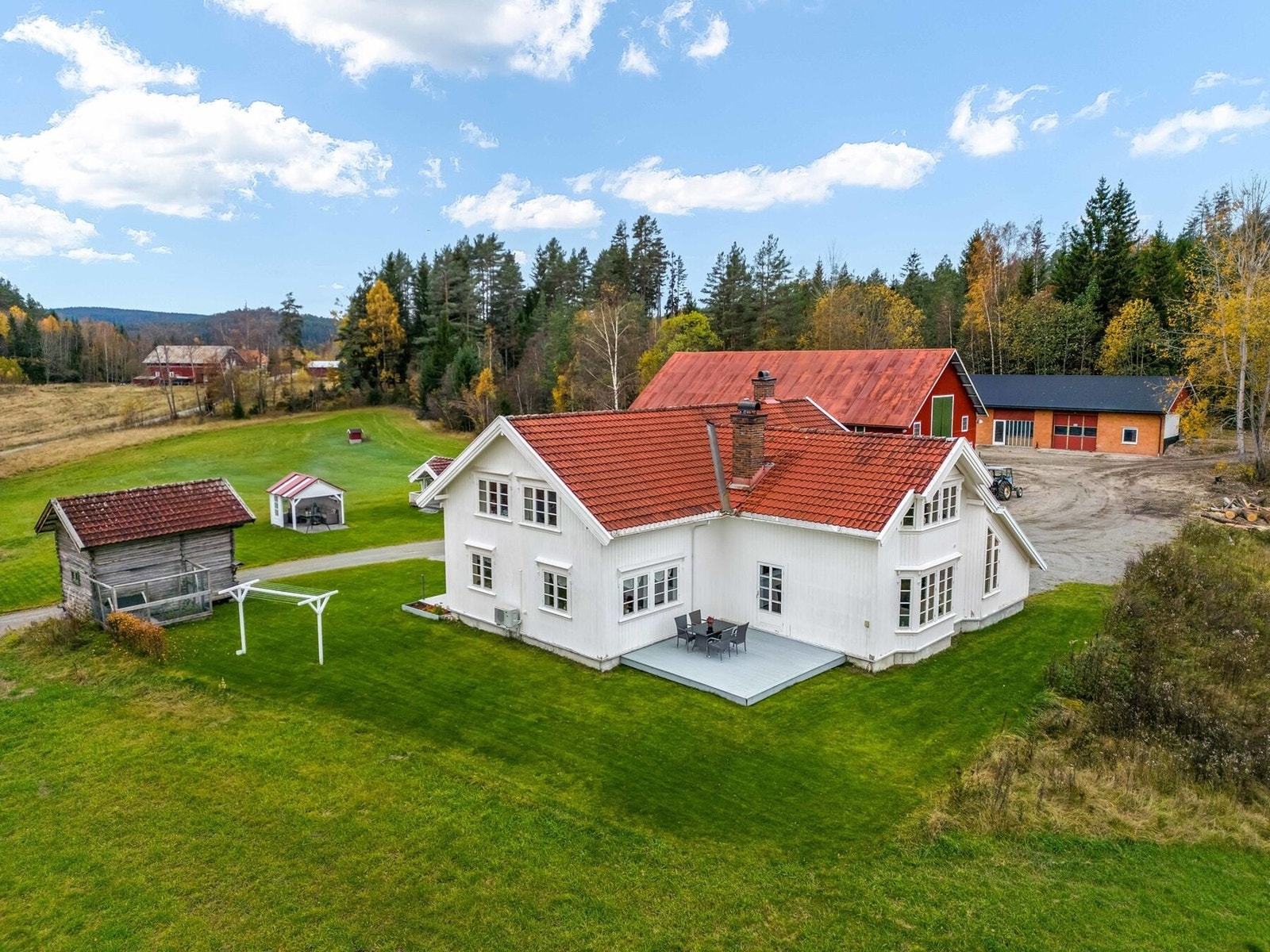 Småbruket er bebygd med våningshus, låve/uthus, verksted, stabbur, lekestue og utestue Galleribilde