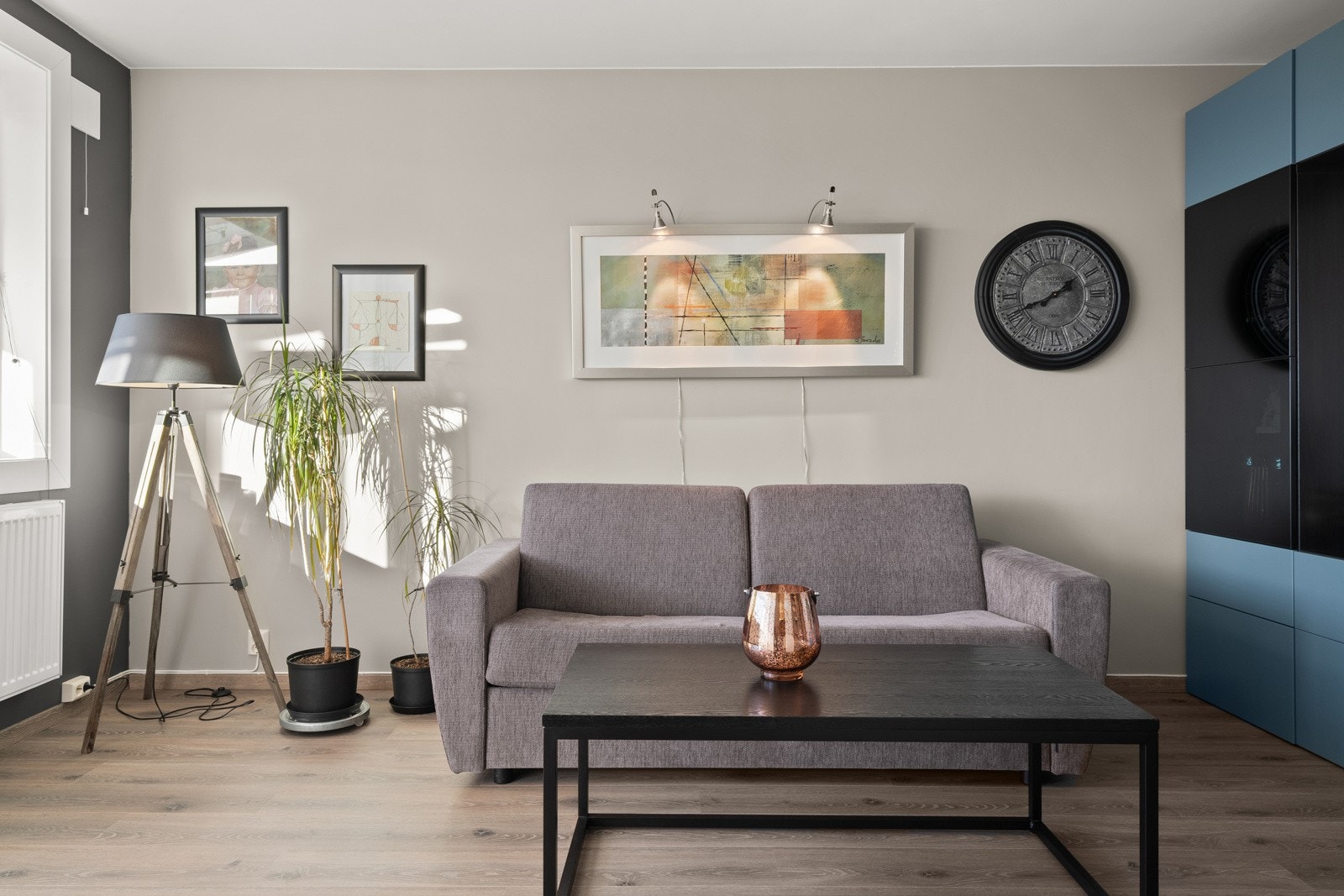 Lys og luftig stue med veggflater malt i moderne farger. Galleribilde