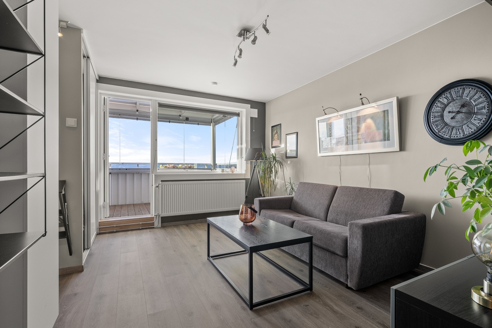 I stuen er det god plass til både sofa, bord og eventuelt spisebord. Galleribilde