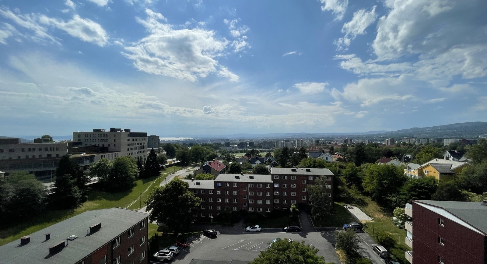 For at du skal få inntrykk av hvordan det kan se ut om sommeren legger vi ved et av selgers egne bilder fra sommerhalvåret. Galleribilde