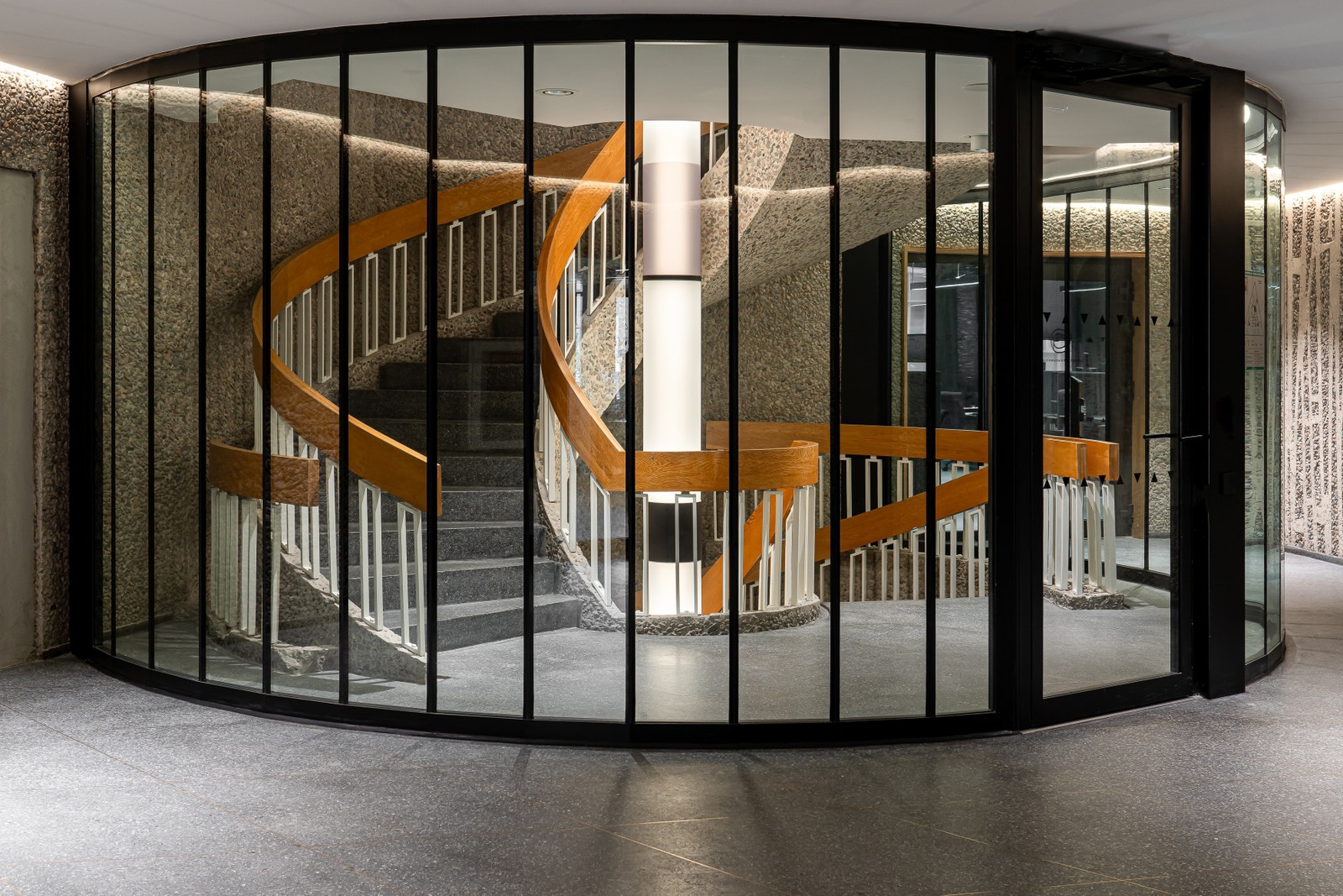Den unike opprinnelige spiraltrappen er pusset opp og glasset inn Galleribilde