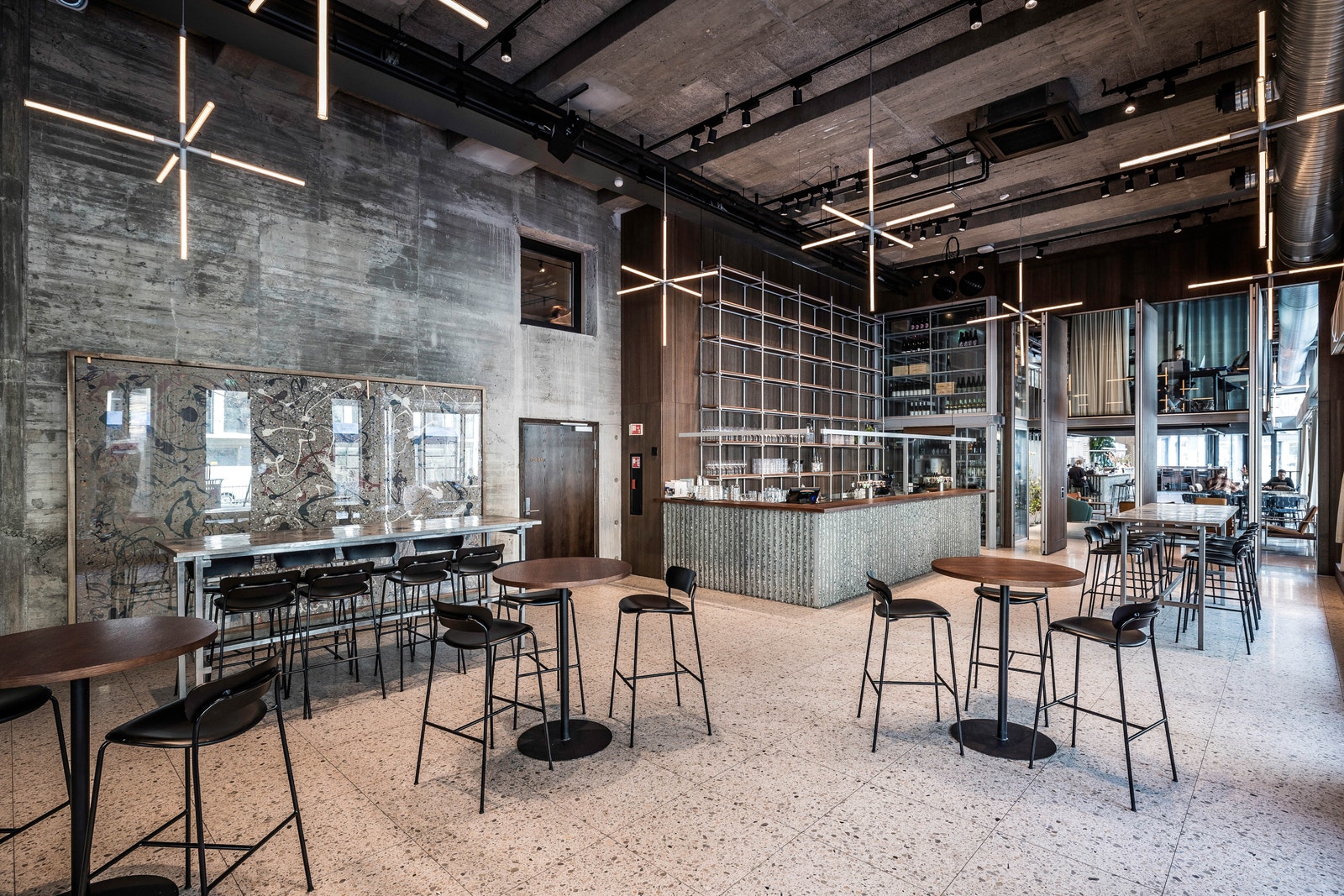 Kafe, bakeri og bar i byggets utadrettede konsept "Trekanten" Galleribilde