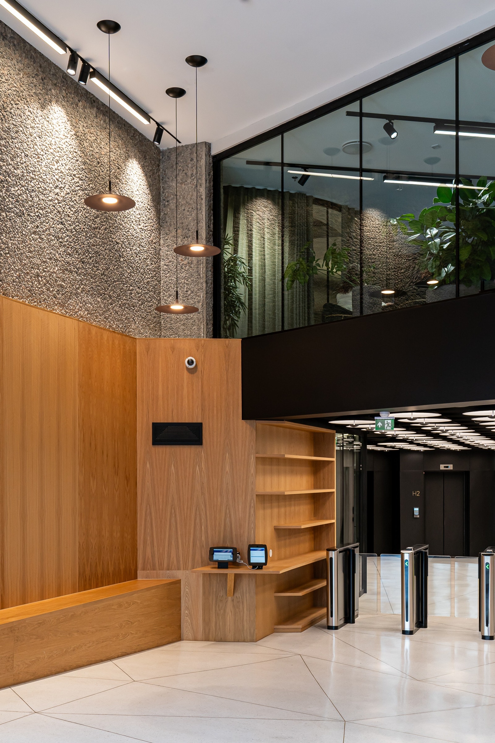 Totalrehabilitert ny lobby i hovedinngangspartiet. Det er etablert speedgater for sikring av adkomst samt digital resepsjon og hyggelige sitteplasser. Galleribilde