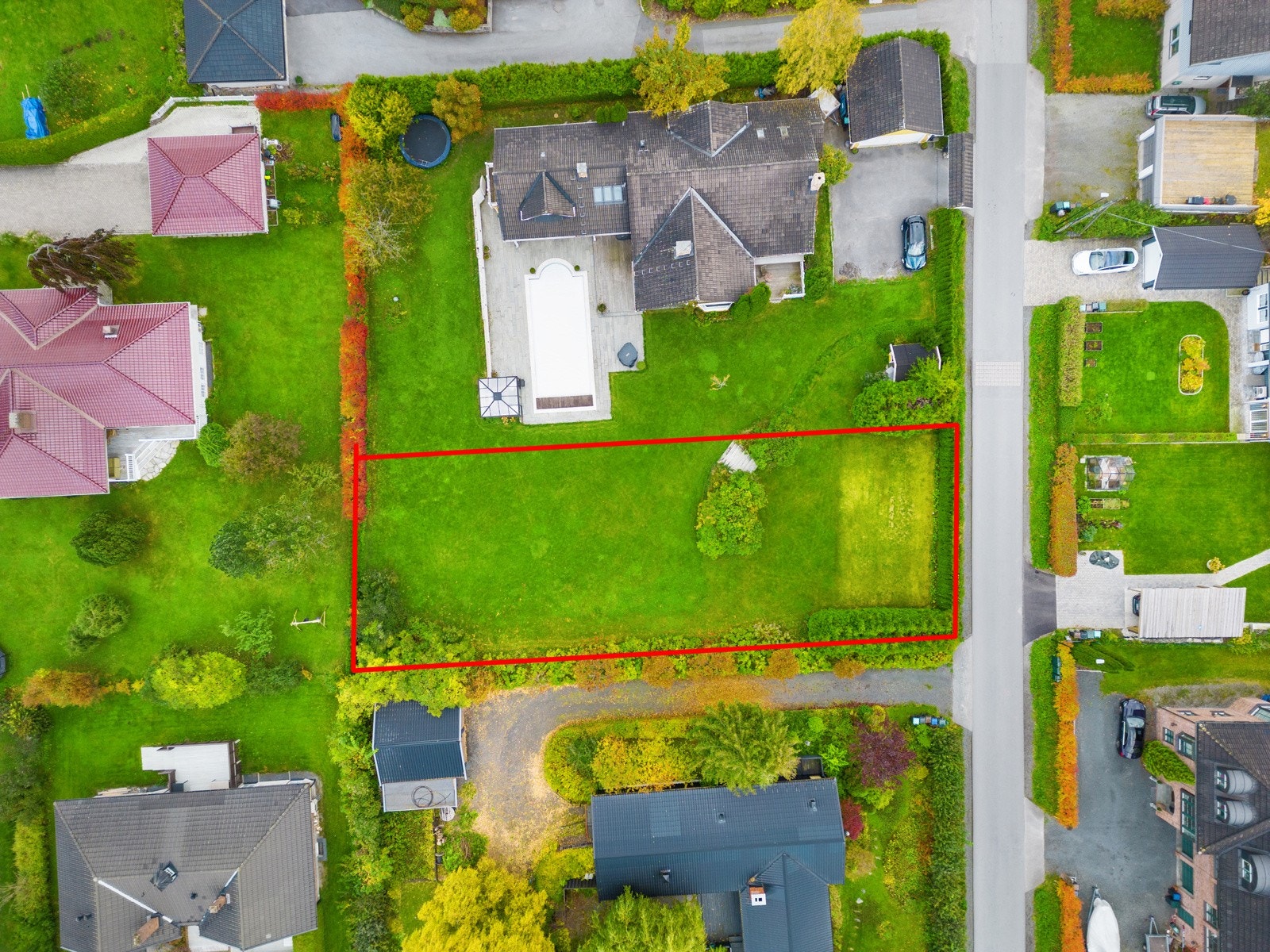 Tomten er firkantet og måler ca 48 m lengde x ca. 19 m bredde Galleribilde