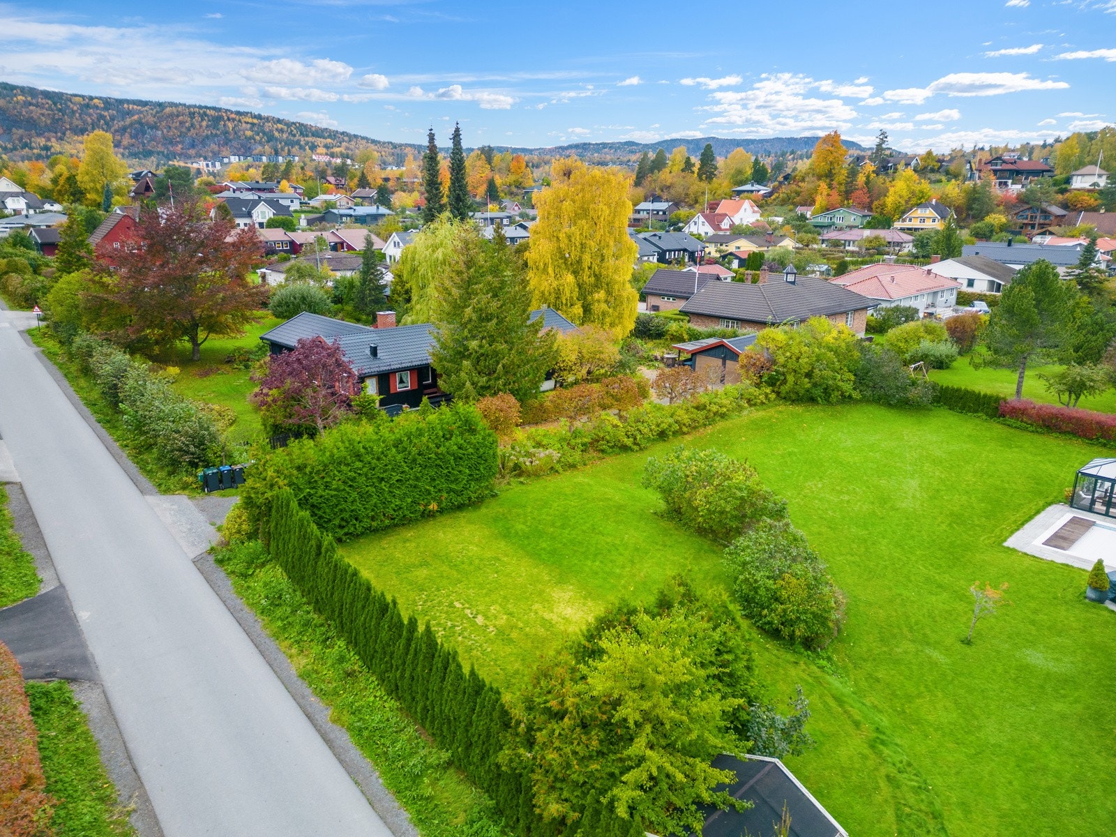 Dvs. et totalt areal på ca. 270 kvm. (kjelleretasje + 1.etasje) + evt. loftsetasje , samt garasje på 40 kvm. Interessenter må selv undersøke mulighetene med Asker kommune. Galleribilde