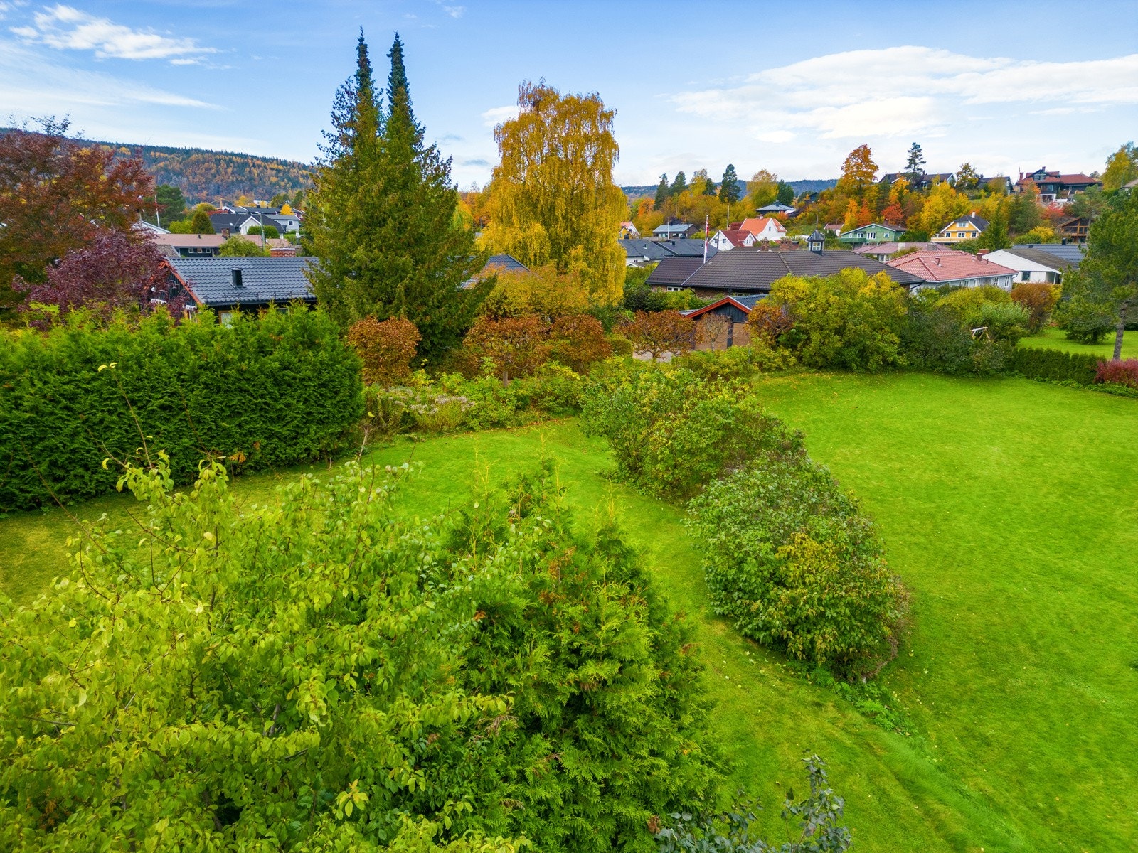 Tomten ligger nær barneskole og båtplass nederst i veien Galleribilde