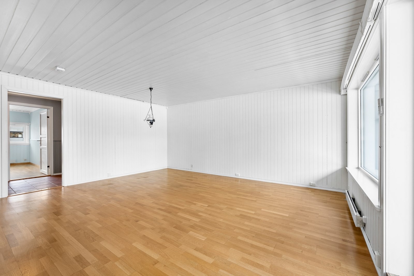 Arealeffektiv stue med plass til møblering etter ditt ønske. Galleribilde