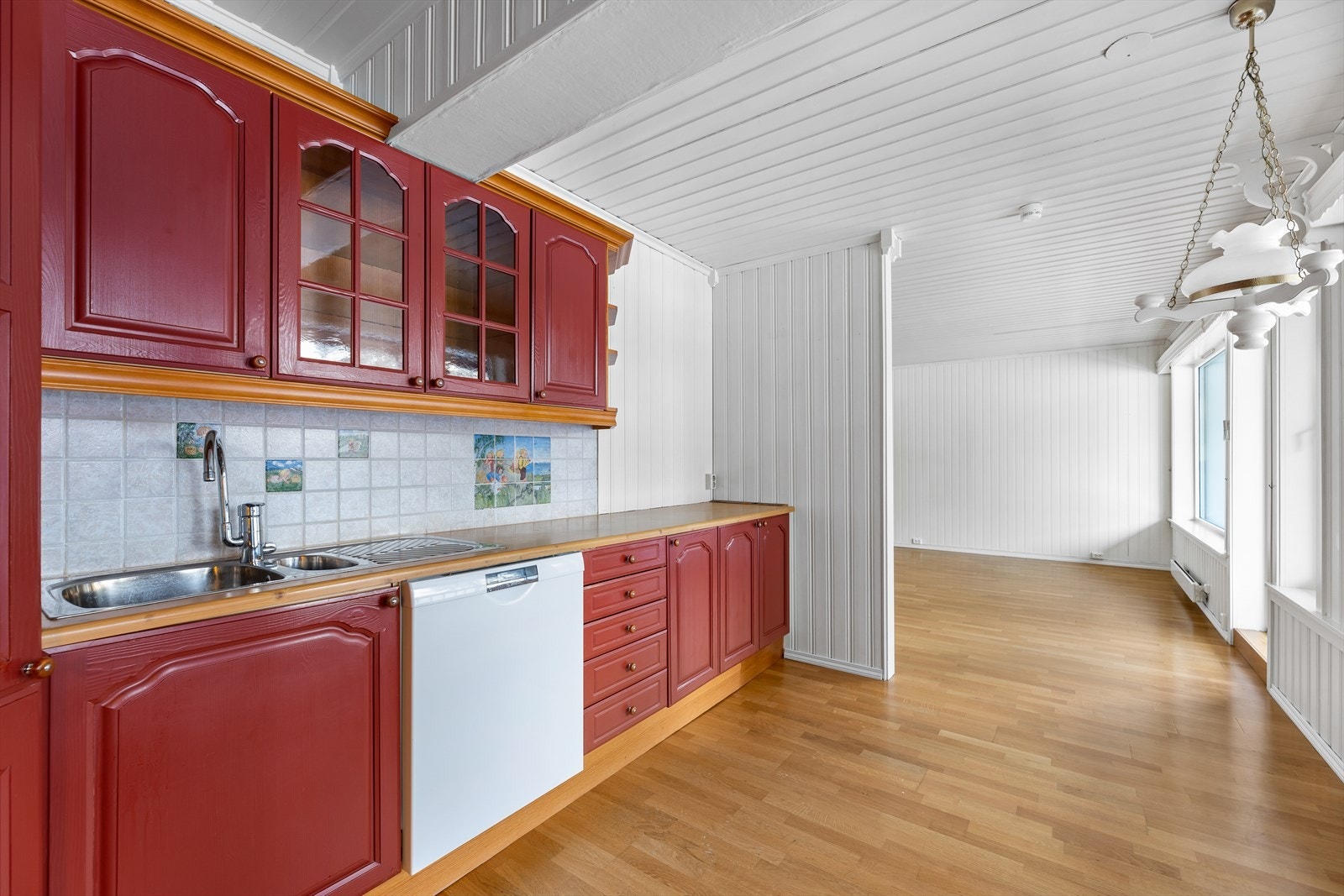 Kjøkkenet har opplegg til hvitevarer som oppvaskmaskin og stekeovn. Galleribilde