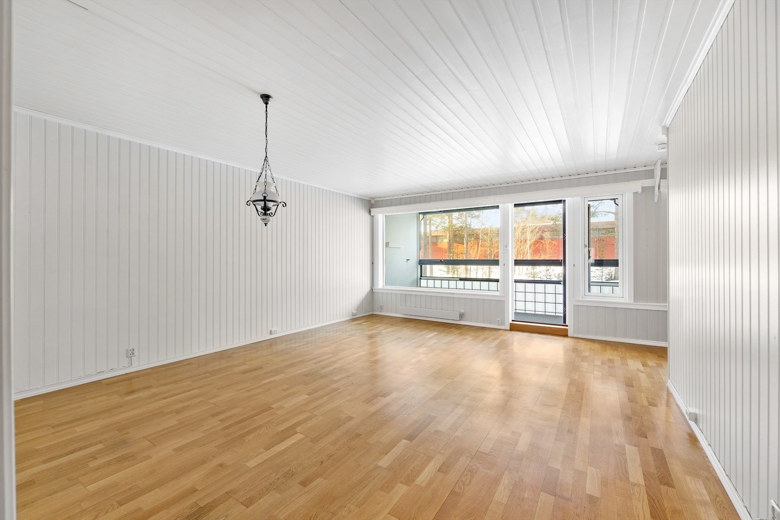 Store vindusflater slipper inn rikelig med lys i leiligheten. Galleribilde