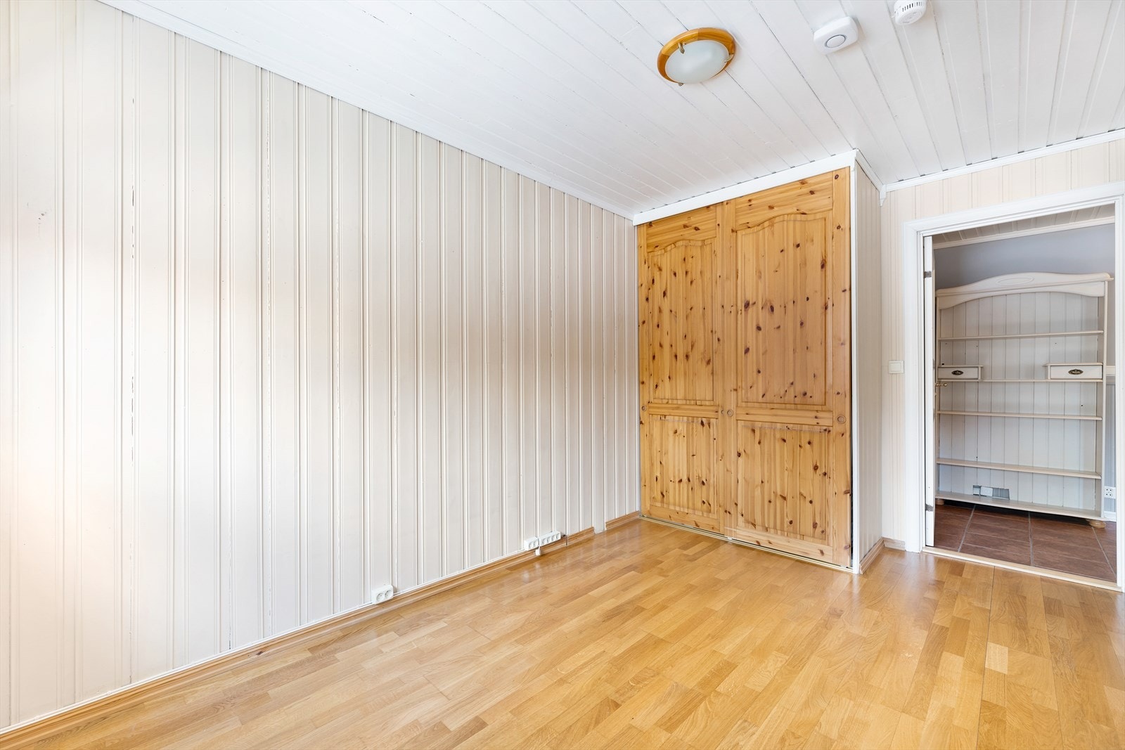 Det er rikelig med oppbevaringsplass i garderobeskap. Galleribilde