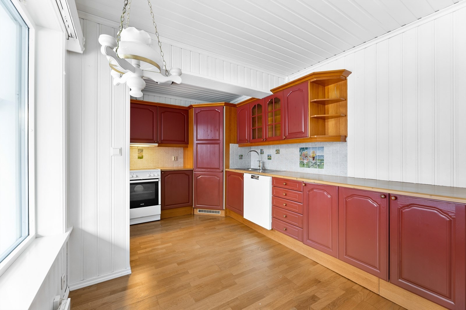 Kjøkkenet er godt utnyttet med rikelig skap- og benkeplass. Galleribilde