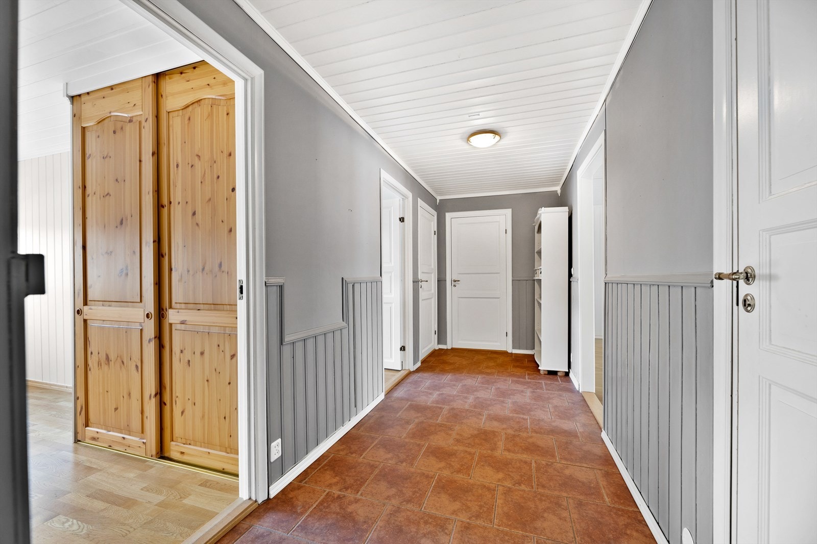 Fra gangen er det adkomst til alle rom i leiligheten. Galleribilde