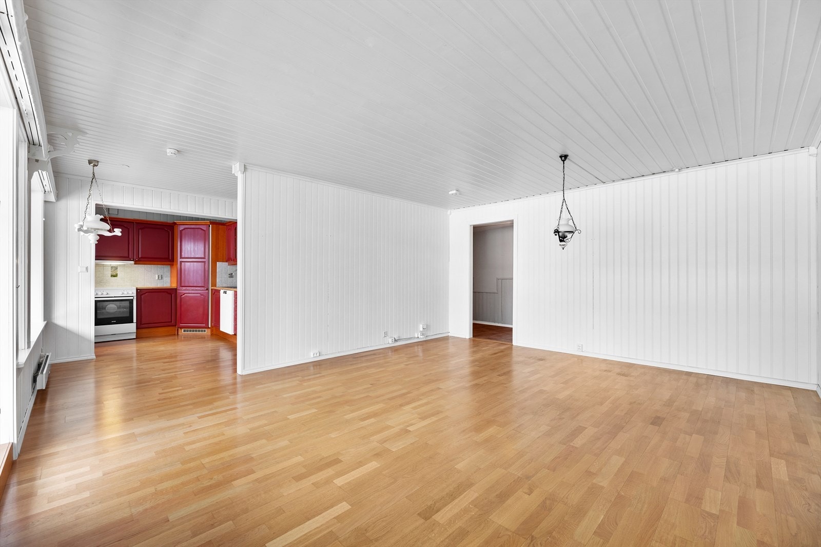 Stuen har en åpen kjøkkenløsning, som skaper en hyggelig atmosfære. Galleribilde