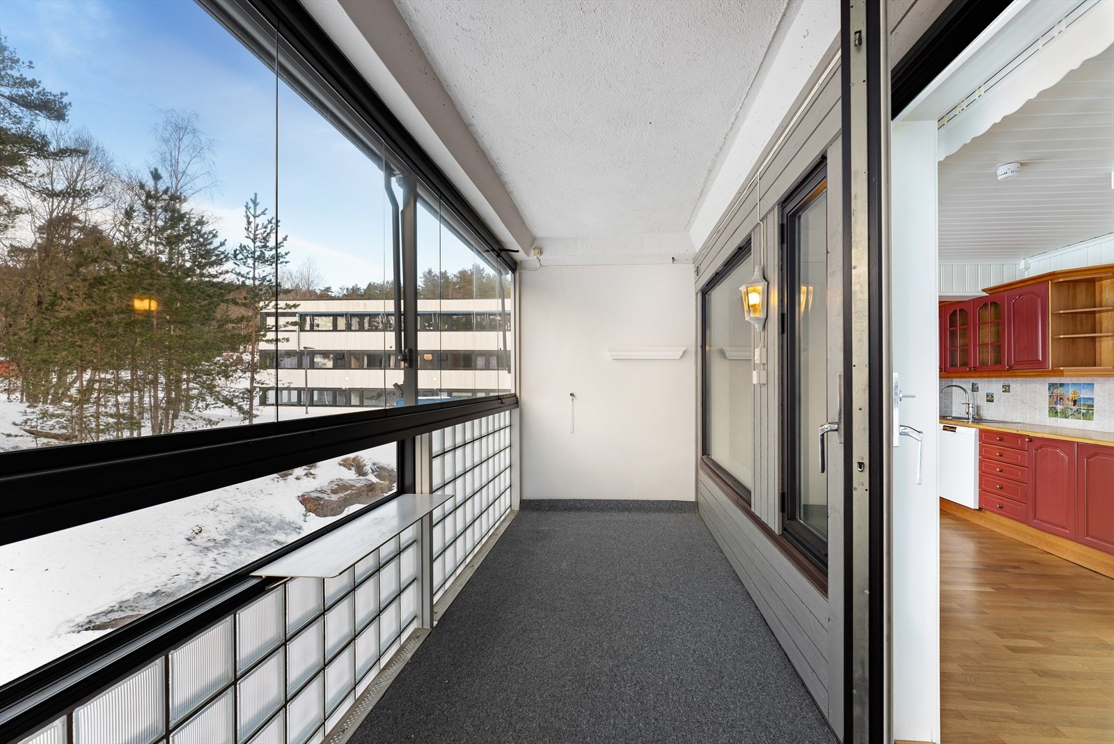 Fra stuen er det utgang til en romslig innglasset balkong. Galleribilde