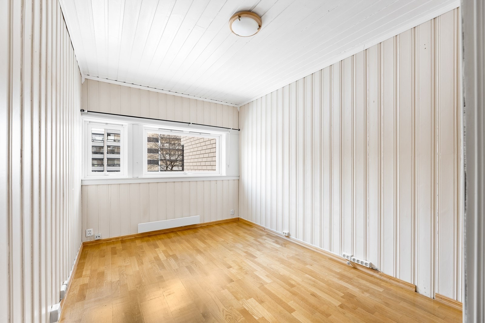 Soverom 1 har godt med plass til seng og annet møblering. Galleribilde