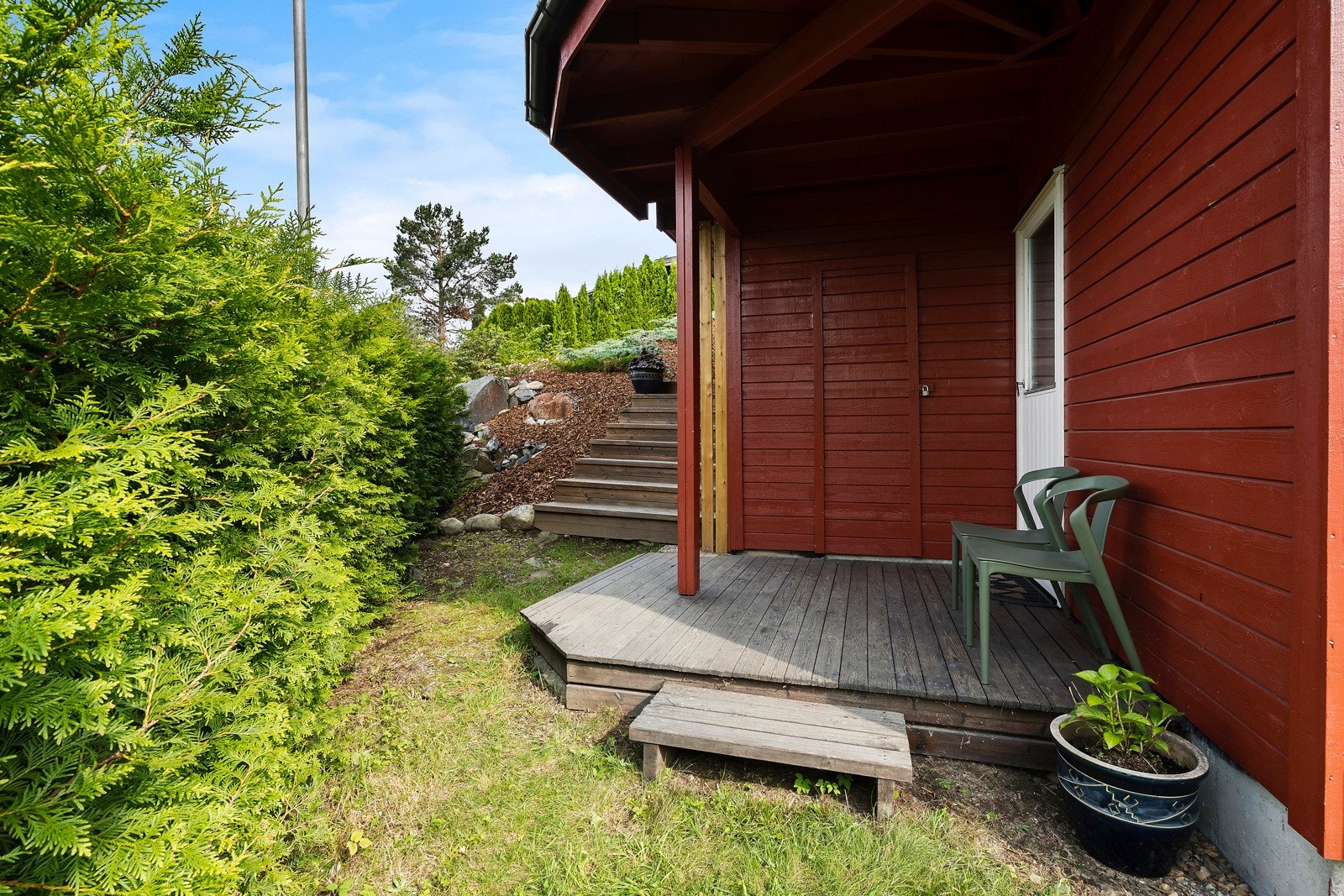 Hovedsoverommet har utgang til hagen og utvendige boder, som leder opp igjen via utvendig trapp frem til inngangsparti Galleribilde