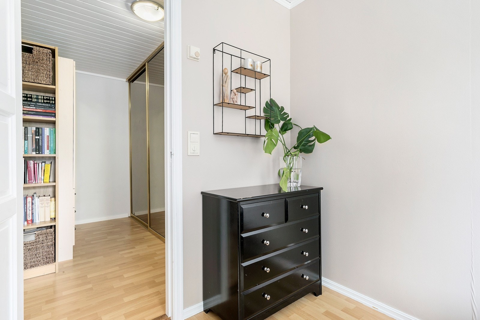 Det er innredet et praktisk garderoberom. Montert skyvedørsgarderobe med speil Galleribilde