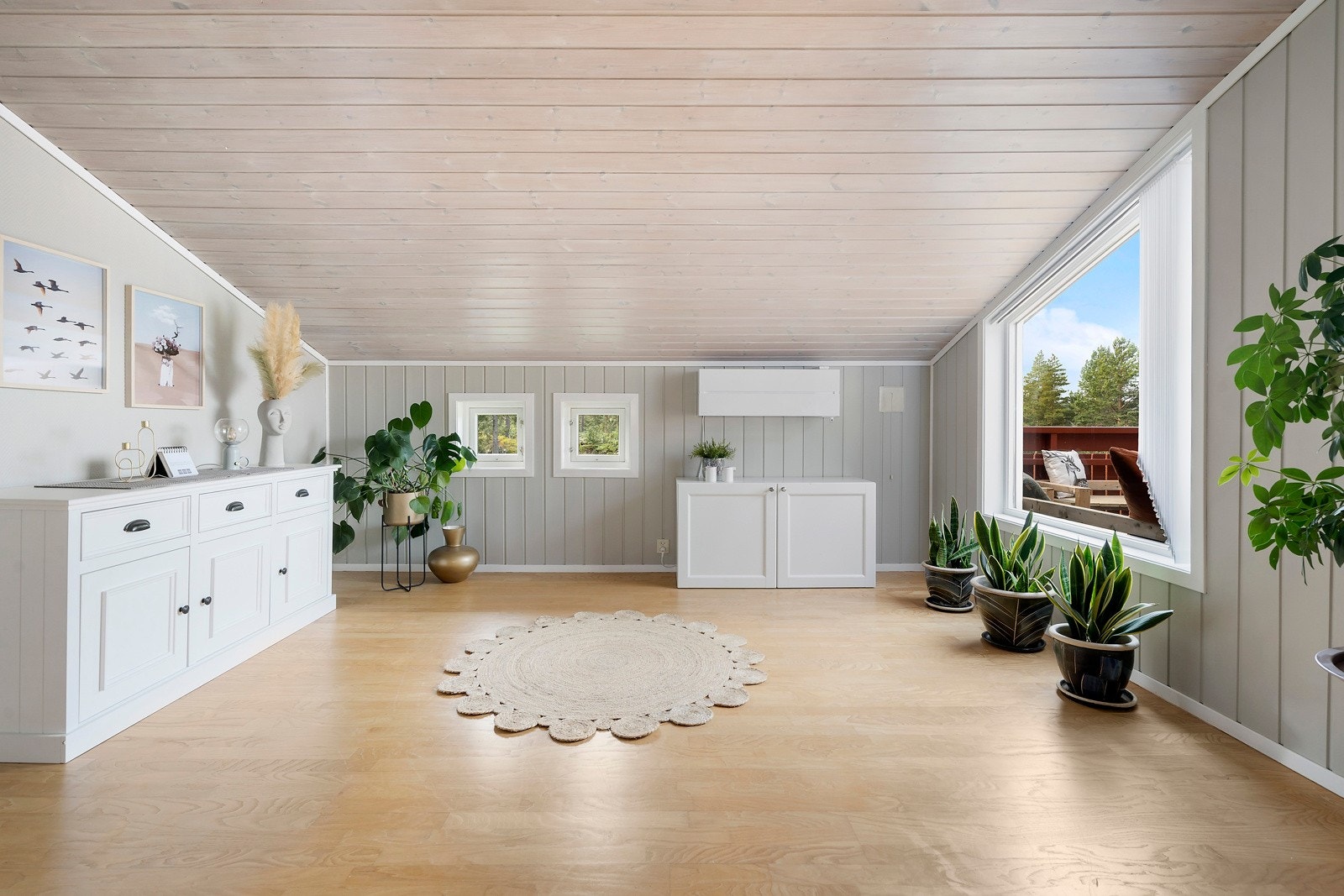 Stuen har flere og store vindusflater slipper inn rikelig med naturlig lys Galleribilde