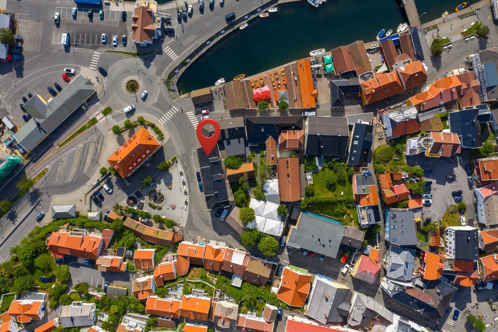 Tomten er festet, og i følge kartforretning fra 1952 går grensene i hovedsak langs husveggene, med et mindre areal mellom bygningene. Galleribilde