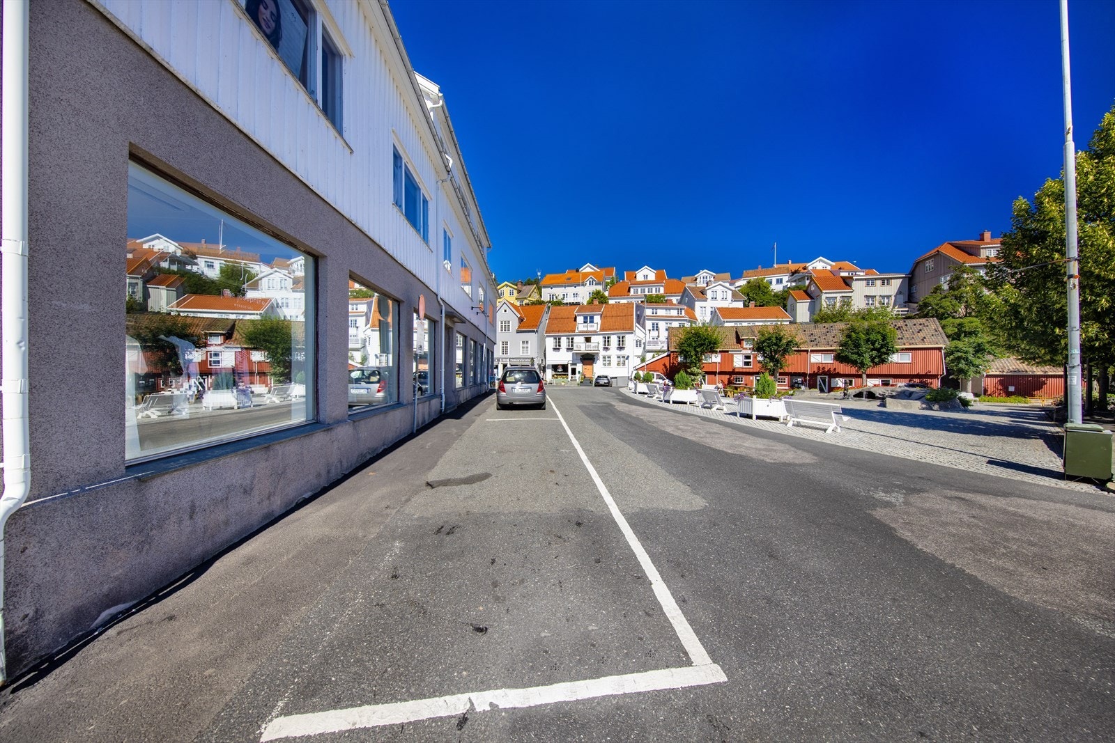 Eiendommens fasade ble endret, med blant annet store utstillingsvinduer på gateplan, og fra 1955-2020 holdt Solbekk møbler til i bygget. Galleribilde