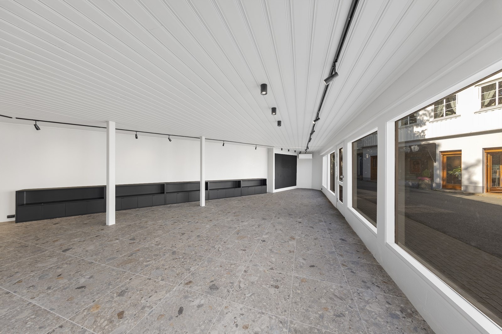 I tillegg er alle overflater oppgradert i 1. etasje, og det er installert varmepumpe. Galleribilde