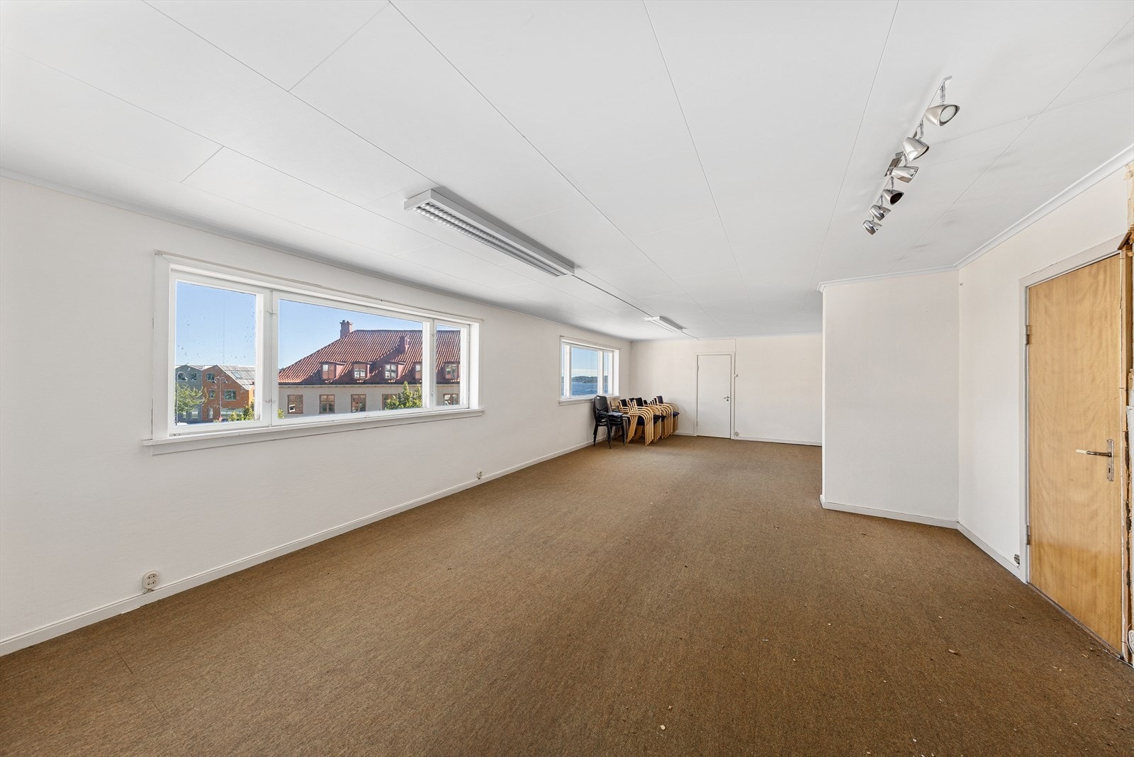 Loftet består av gang, wc-rom, bad, kjøkken med utgang til veranda (mangler rekkverk), to stuer, mellomgang med trapp til loft og ellers 4 loftsrom. Galleribilde