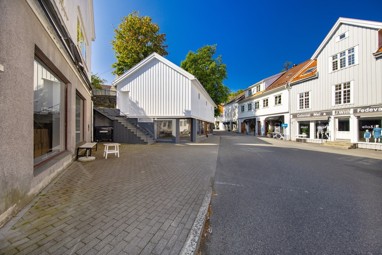 Sidebygget består av butikk/næringslokale i 1. etasje og lager i 2. etasje. Galleribilde