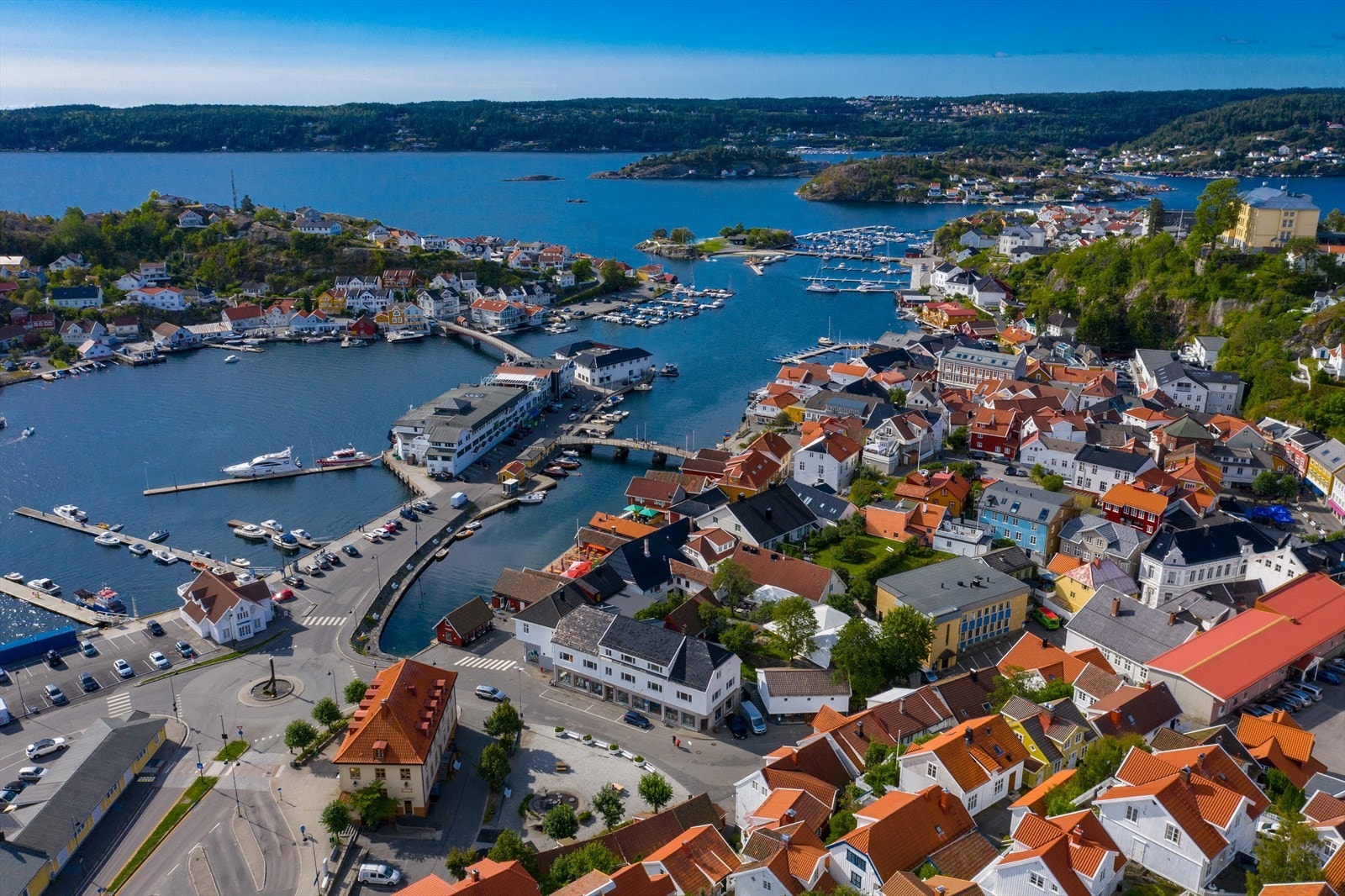 Eiendommen var opprinnelig byhjem for familien Biørn, som frem til 1884 hadde forretning og kontorer i underetasjen og privatbolig i etasjene over. Galleribilde