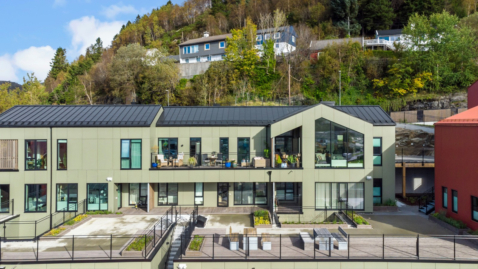 Toppleilighet på ett plan med usjenert solrik terrasse. Heis fra garasje. Fantastiske fasiliteter for beboerne. IN-ordn.