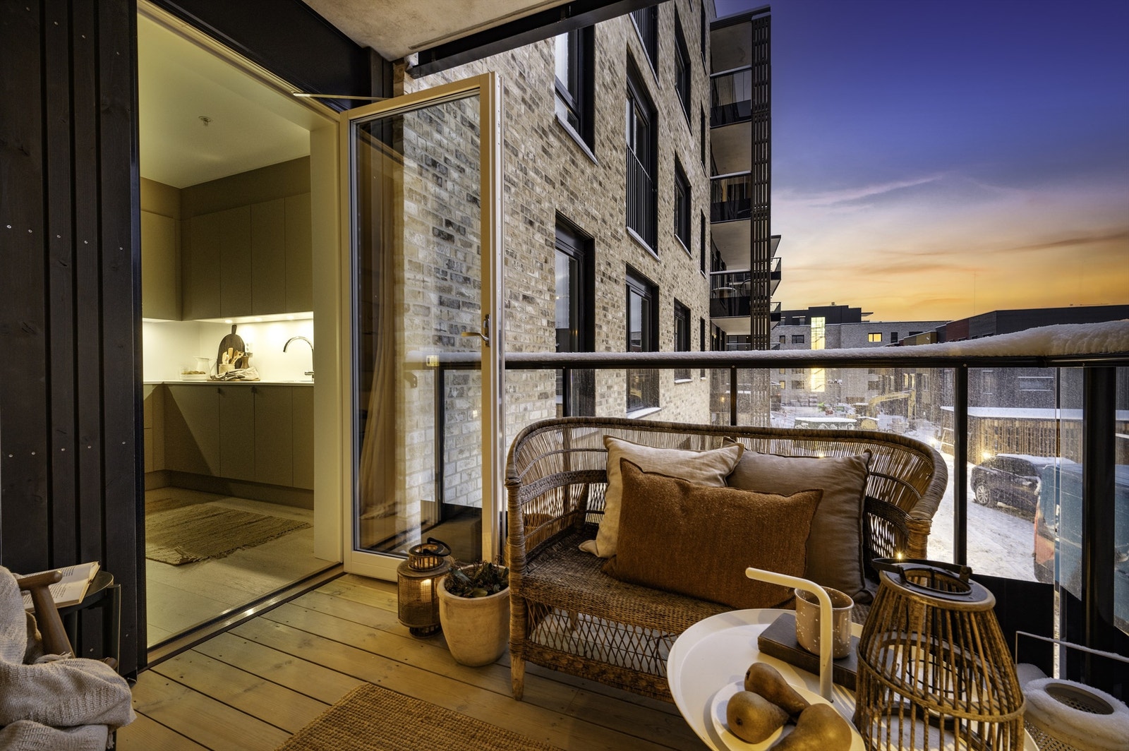 På årets varme dager fungerer balkongen naturligvis godt som en forlengelse av stuen Galleribilde