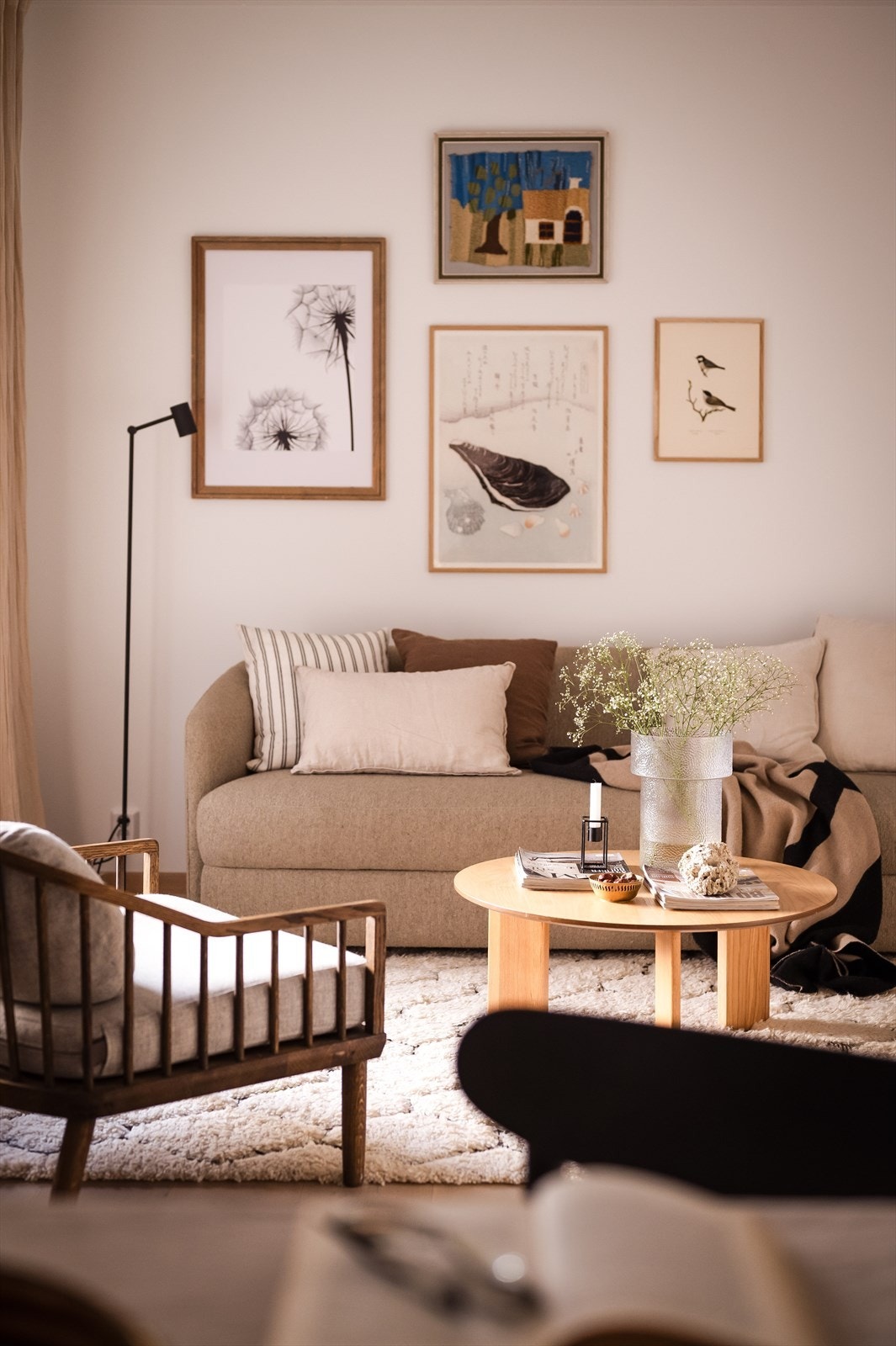 God plass til sofa med tilhørende salongbord og naturlig plassering for tv-løsning Galleribilde