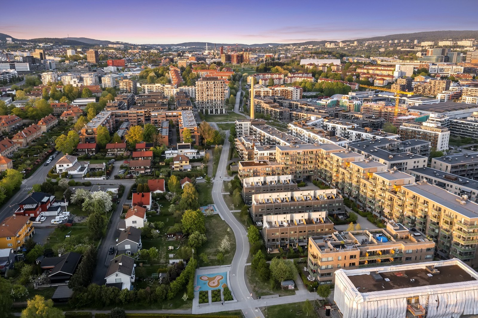 Tiedemannsbyen er for øvrig kjent for sin skjermede og tilbaketrukne beliggenhet sentralt i Oslo med flotte parkanlegg, lekeplasser, fotballbane, basketballbane og skøytebane Galleribilde
