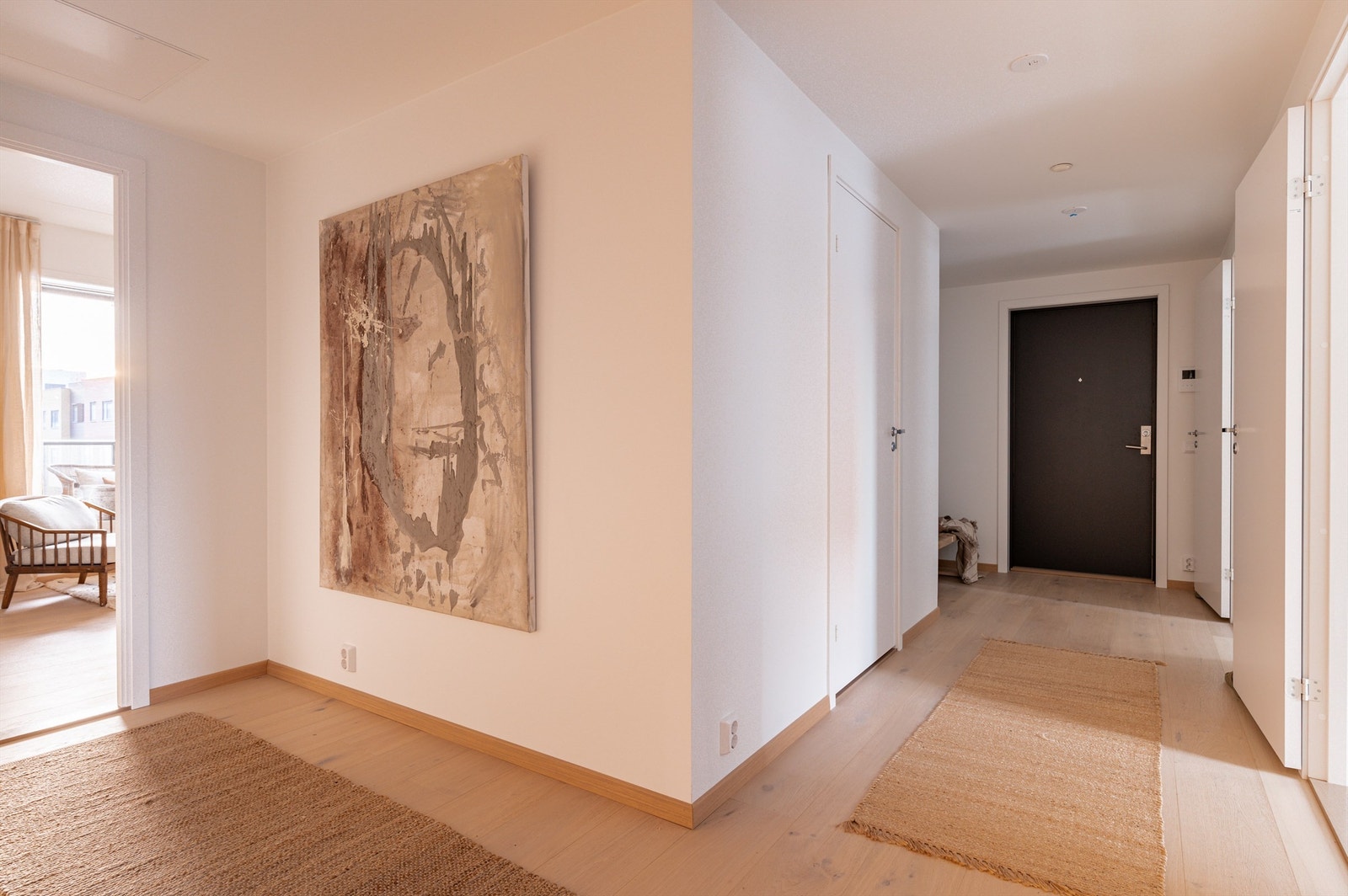 Lysmalt og romslig entré/gang som gir et godt førsteinntrykk av boligen Galleribilde