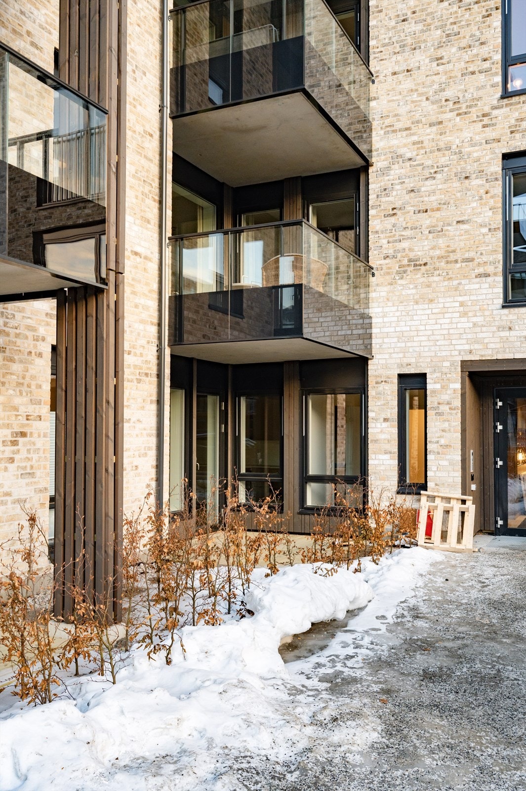 Fasaden - flott beliggenhet i byggets andre etasje Galleribilde