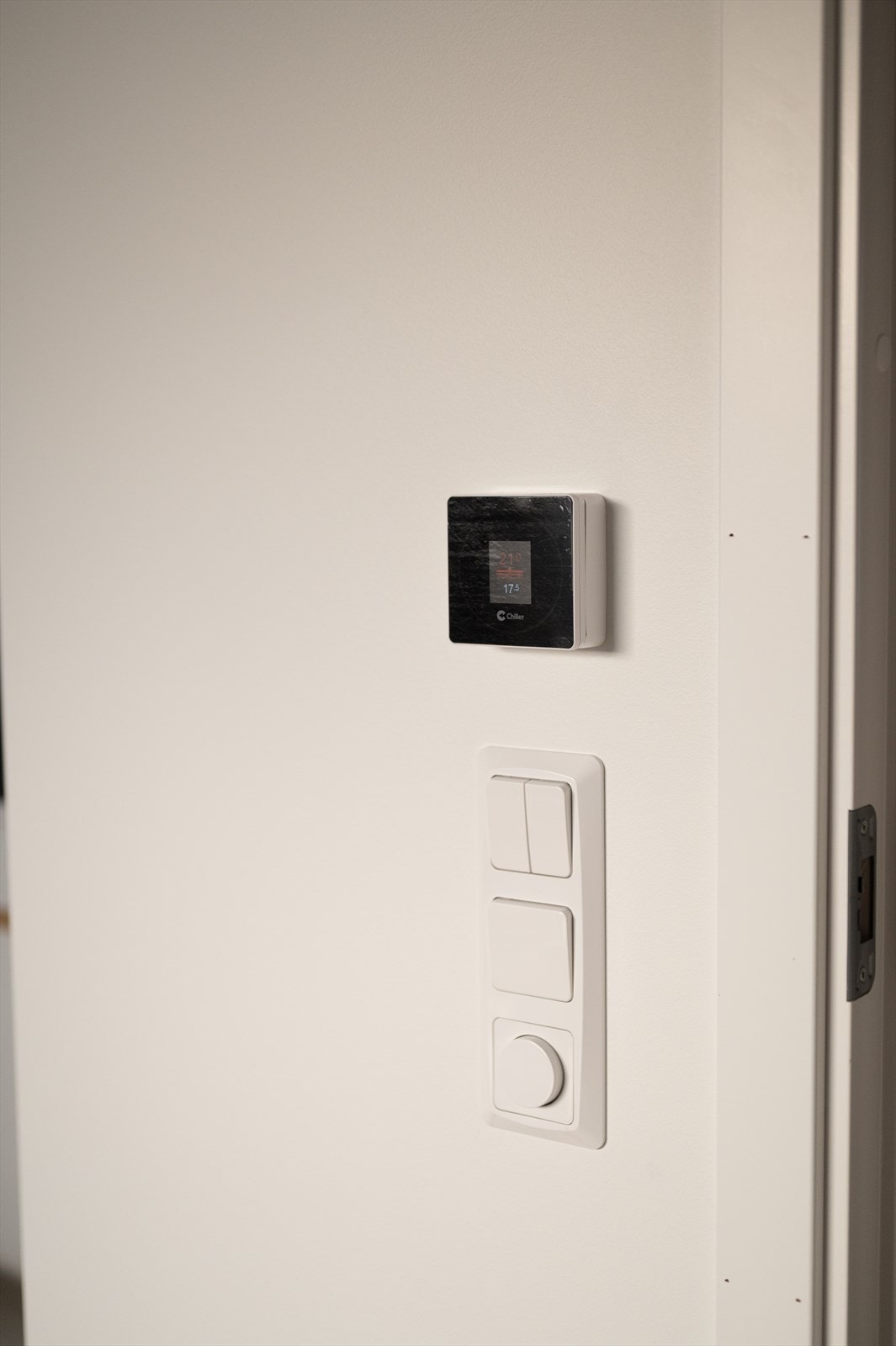 Leiligheten er oppvarmet ved vannbåren varme via viftekonvektor hvor temperaturen stilles inn via termostat på vegg Galleribilde