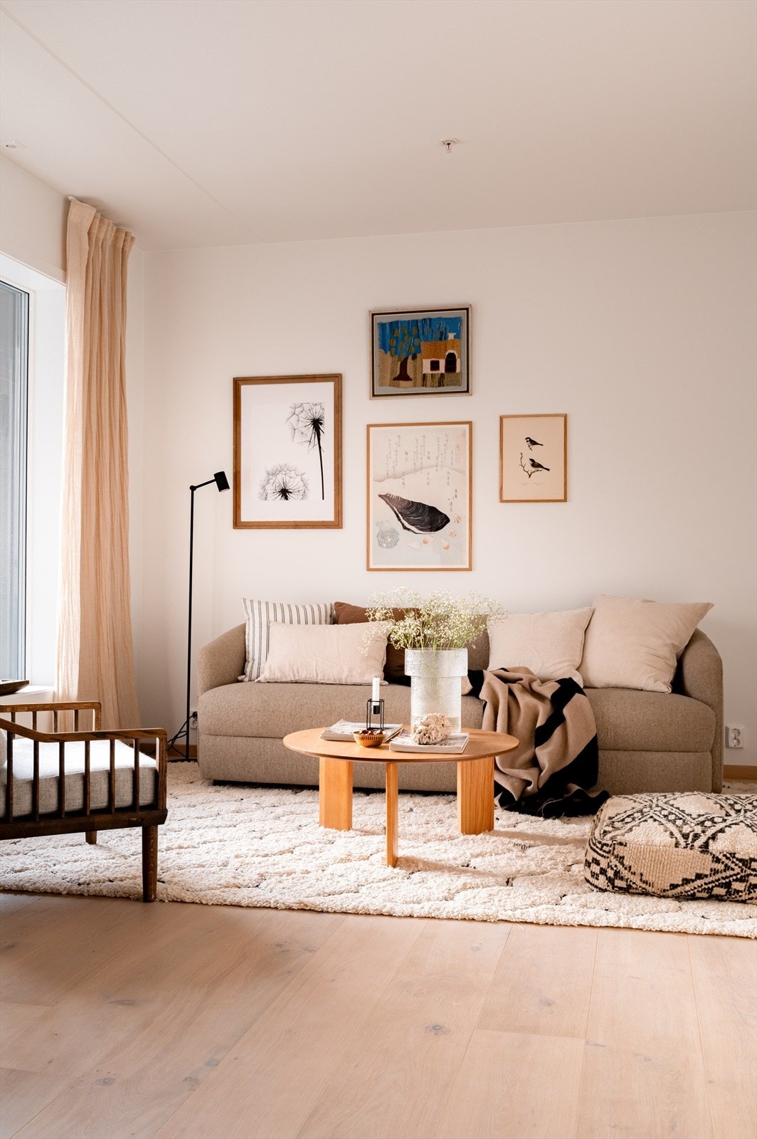 Det første som møter deg er store vindusflater som gir en luftig atmosfære Galleribilde